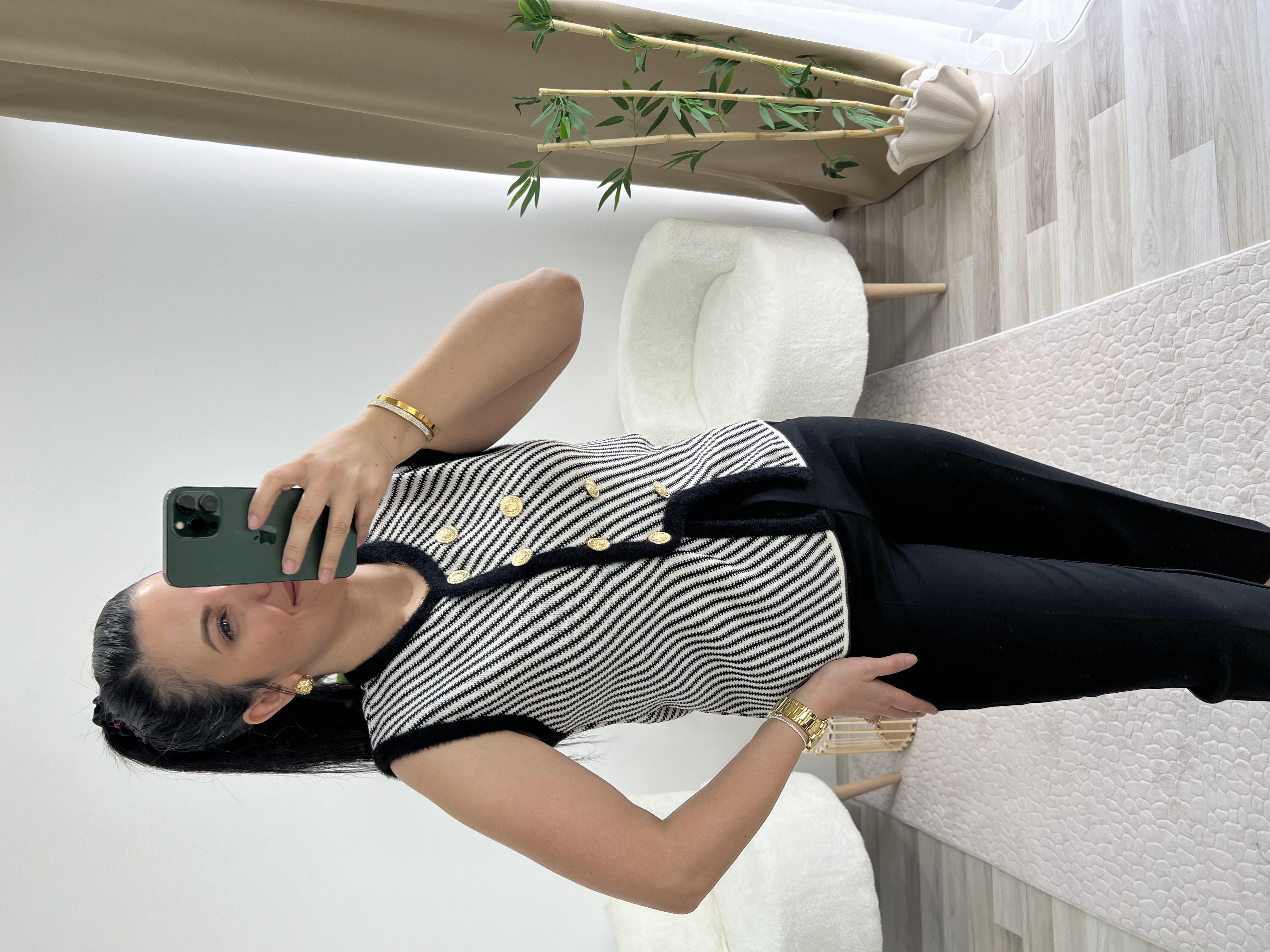 Gold Düğme Detaylı Triko Yelek