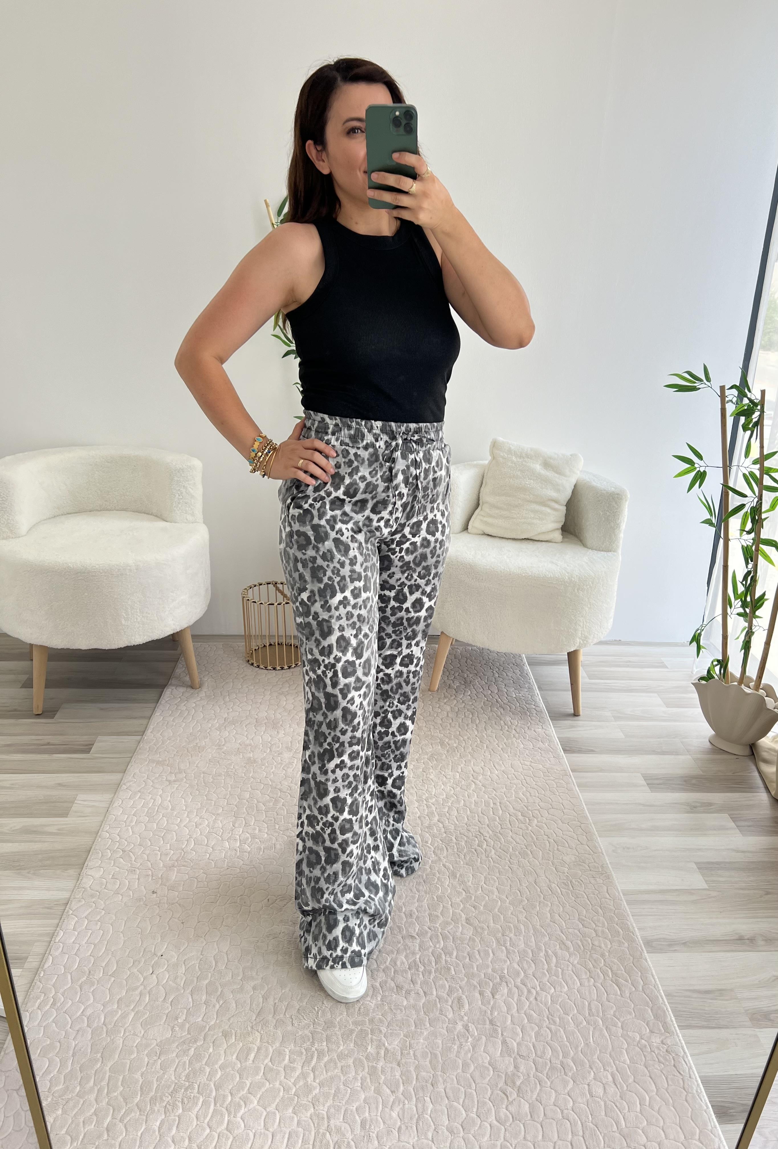 GRİ LEOPAR DESENLİ SATEN DOKULU DÖKÜMLÜ PANTOLON