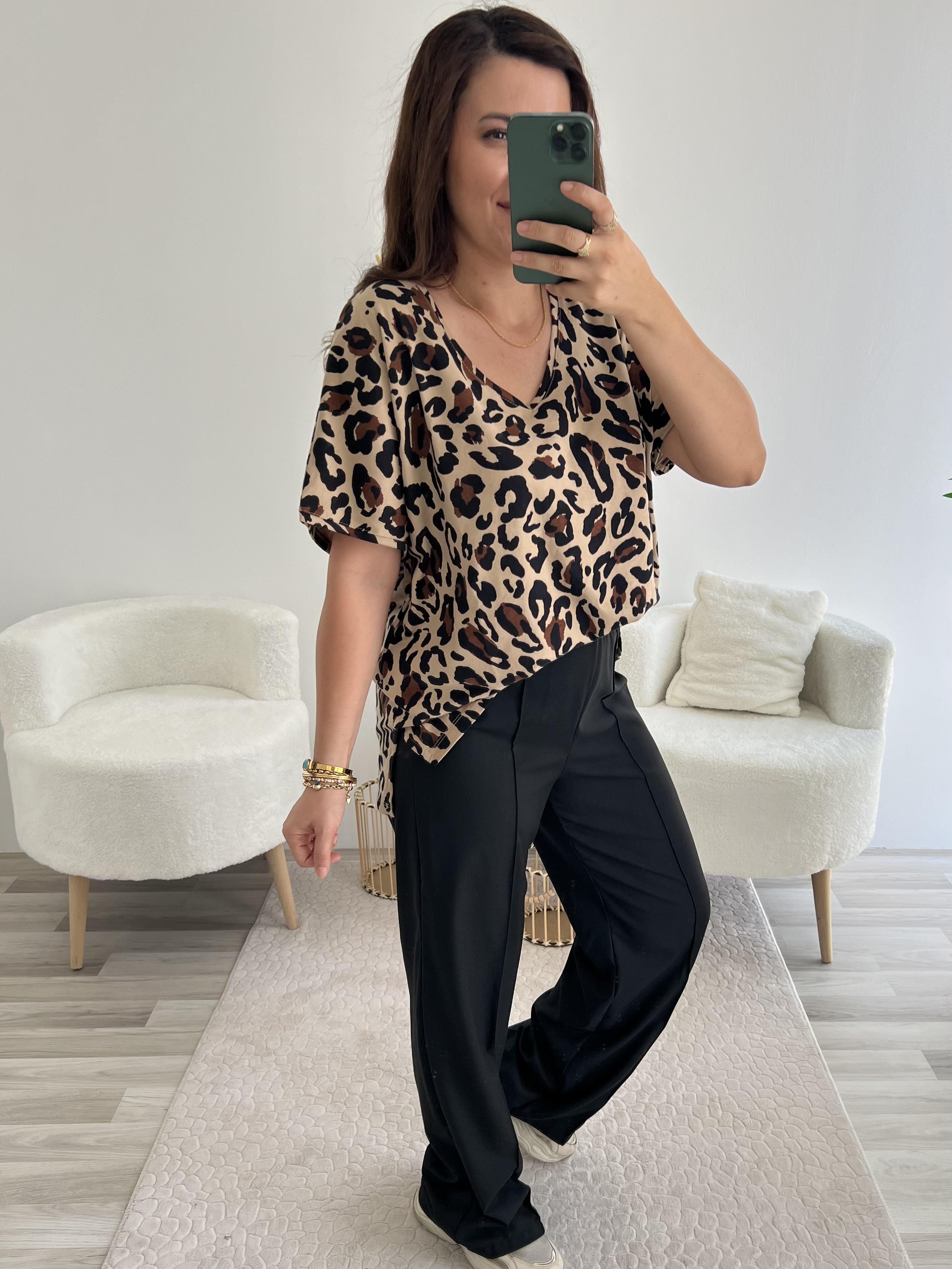 Leopar Desenli V Yaka Basic Tişört