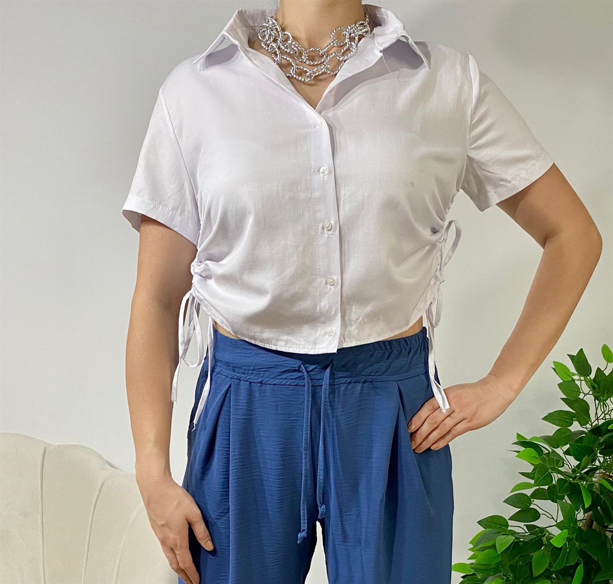Lustrin Yanları Bağcık Detaylı Crop Gömlek
