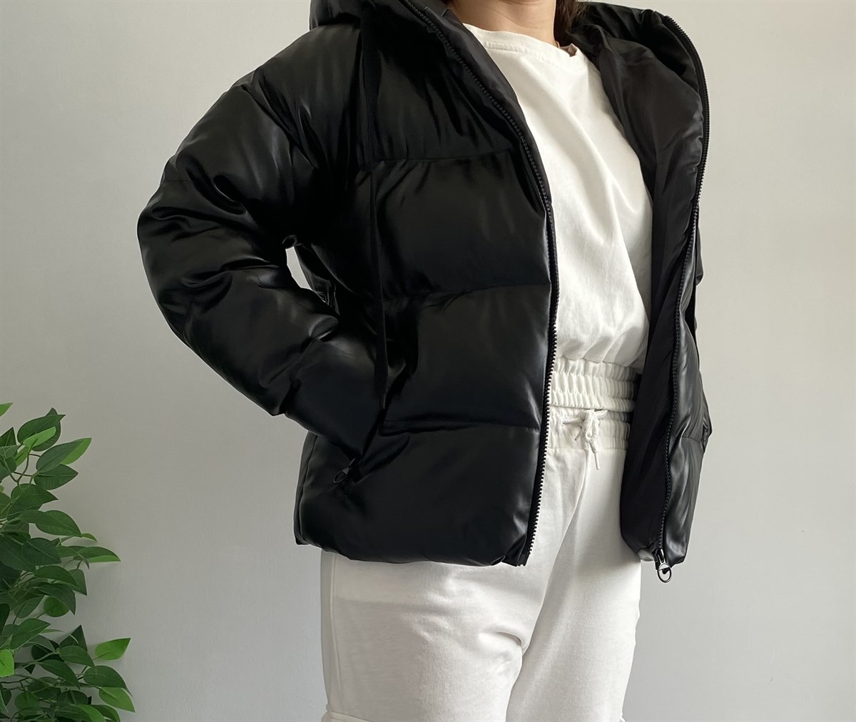 ŞİŞME DERİ GÖRÜNÜMLÜ FERMUARLI KAPŞONLU MONT