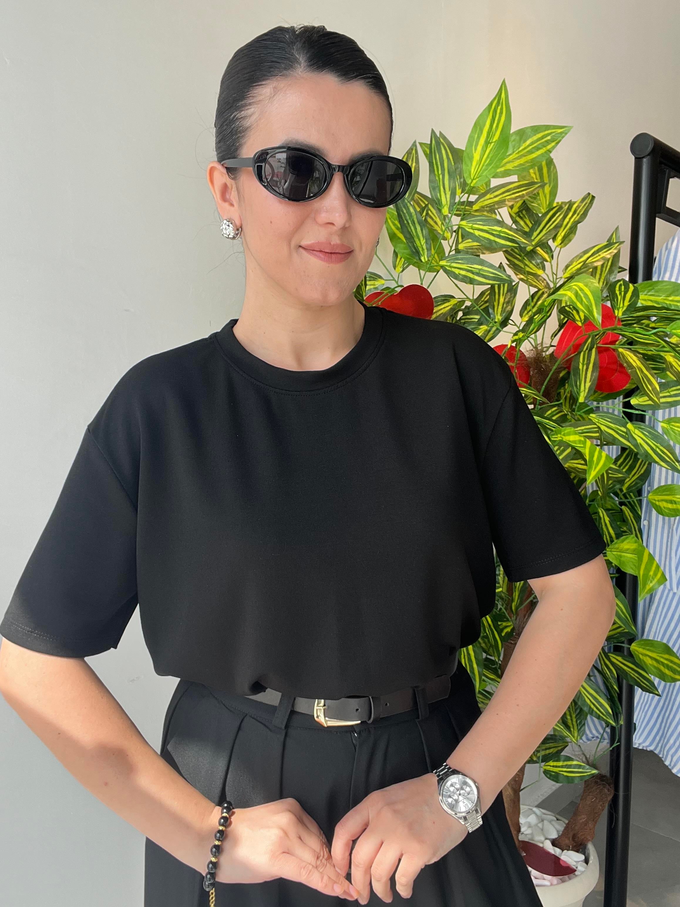 Siyah Bisiklet Yaka Basic Tişört