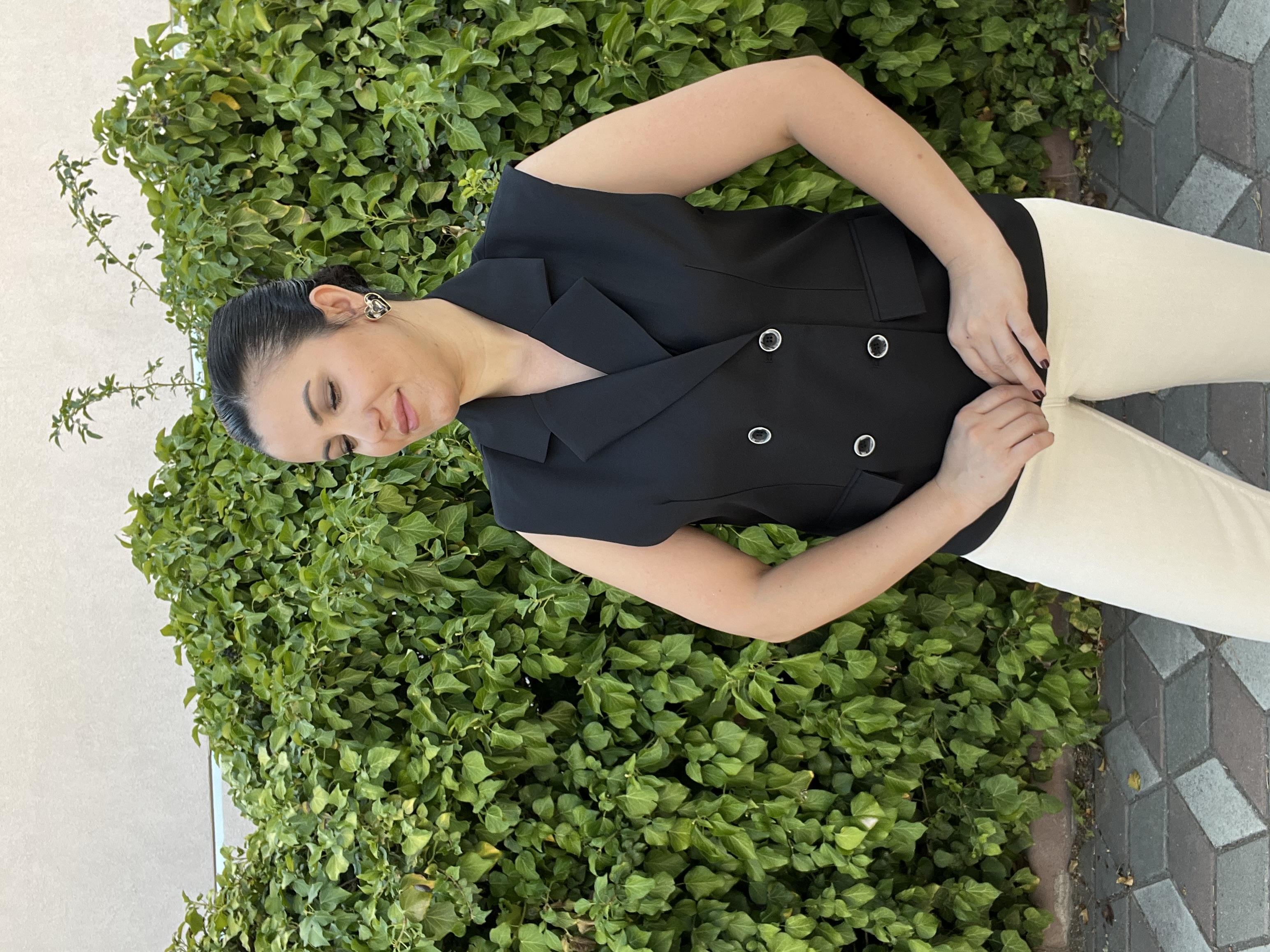 Siyah Düğme Kapamalı Yelek