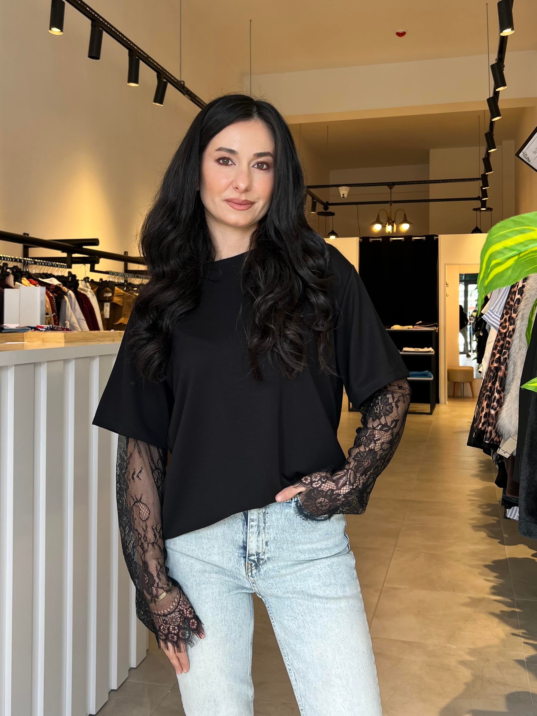 Siyah Kolları Dantel Detaylı Bluz