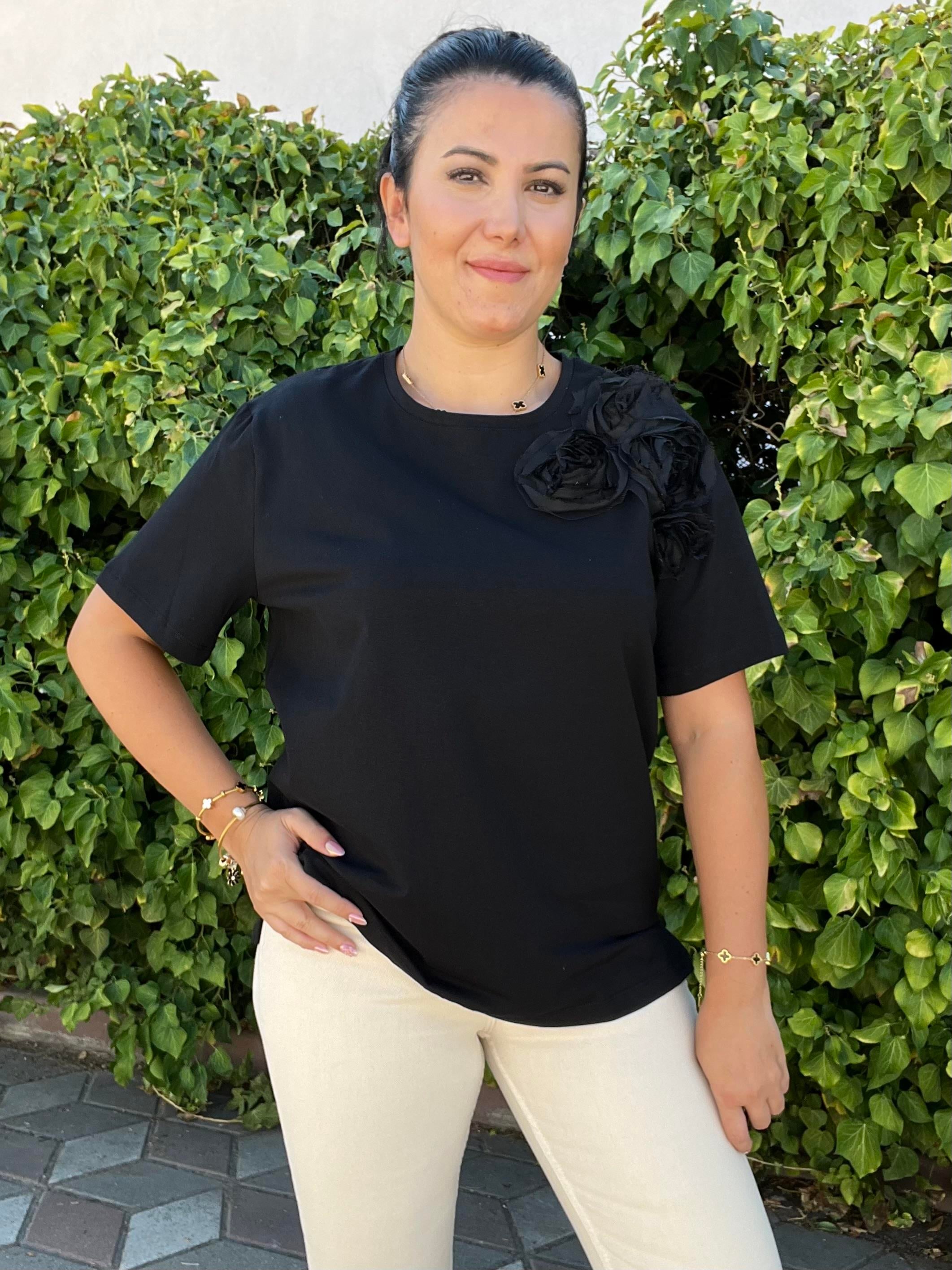 Siyah Üzeri Gül İşlemeli Bluz