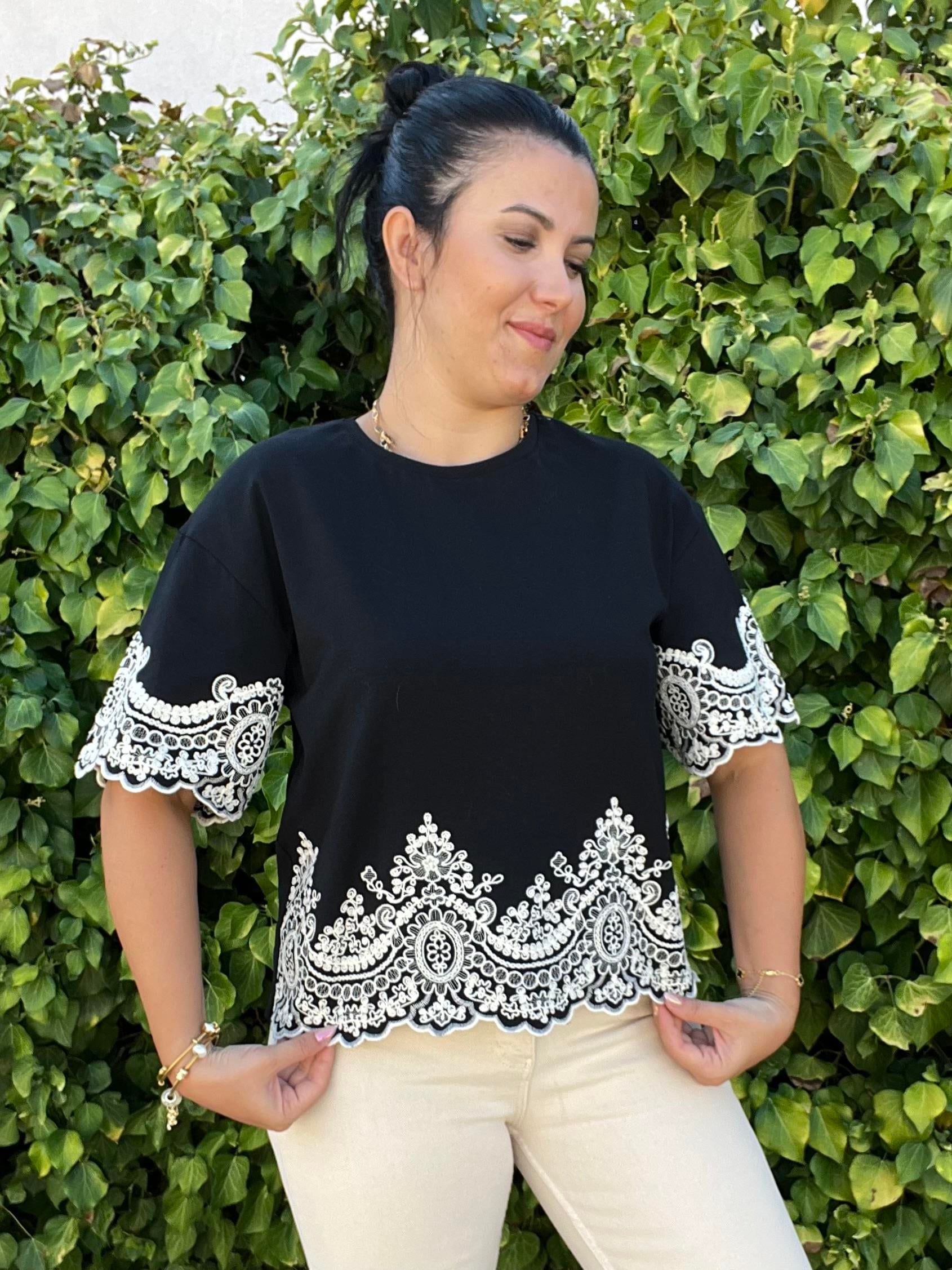 Siyah Üzeri Nakış İşlemeli Belis Bluz