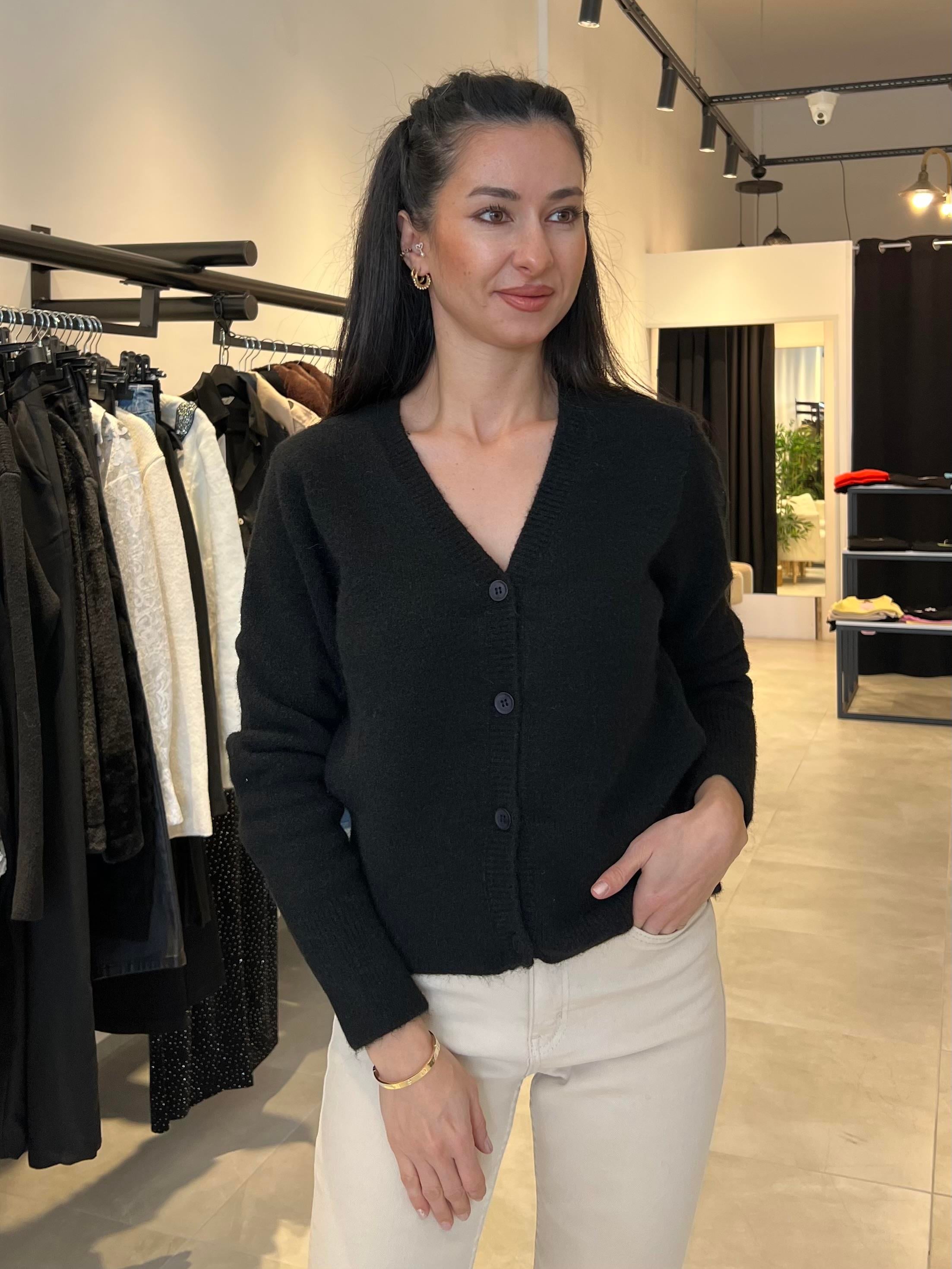 Siyah V Yaka  Önü Düğmeli Hırka