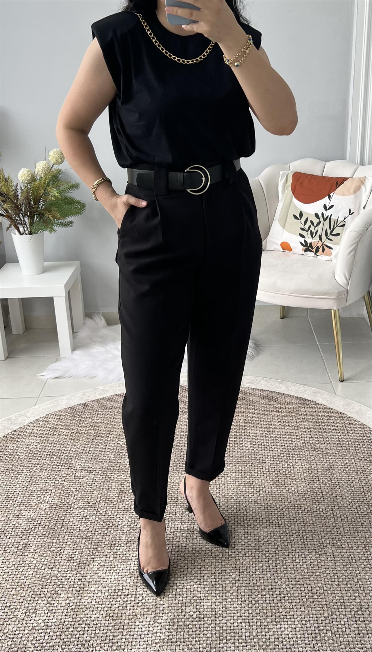 Siyah Vatkalı Zincir Detaylı Bluz