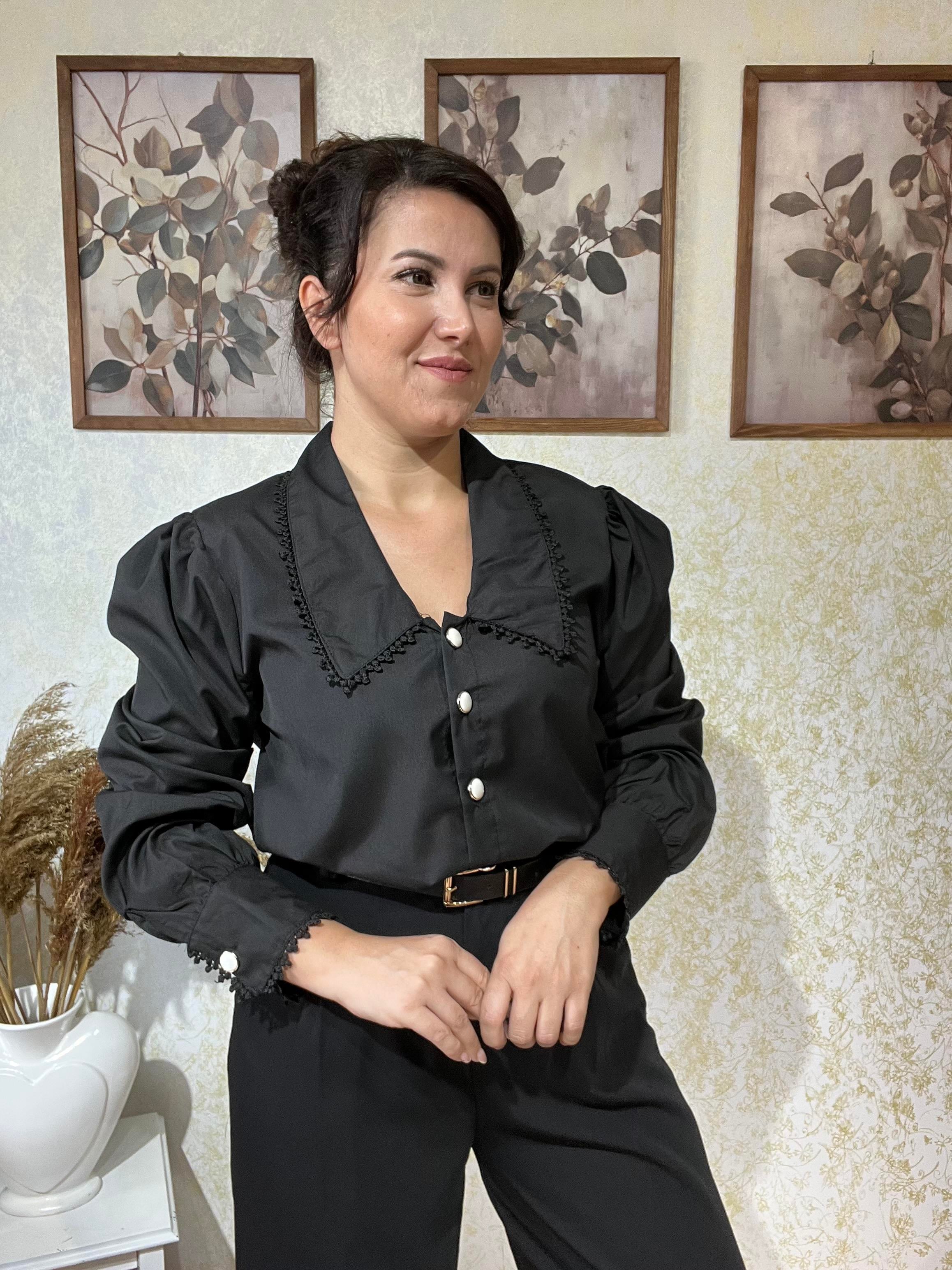 Siyah Yaka Detaylı Tasarım Gömlek