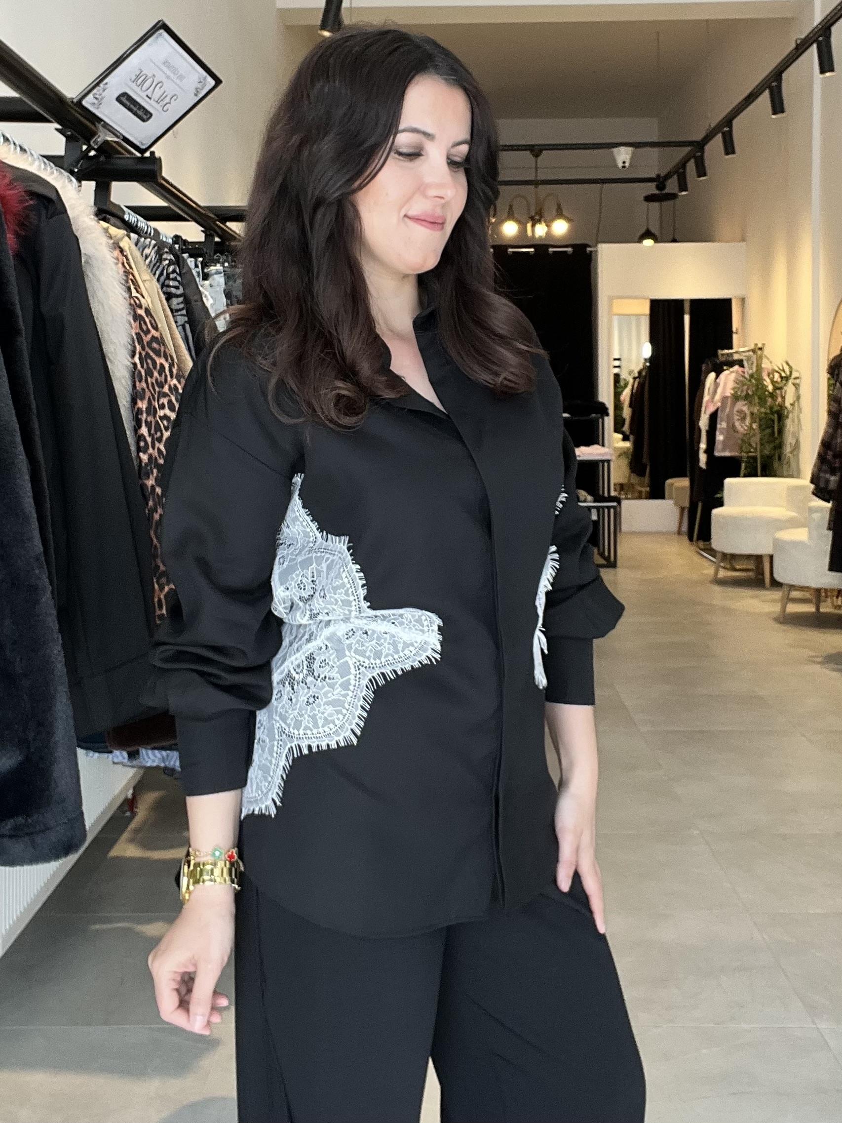 Siyah Yanları Dantel Geçişli Gömlek