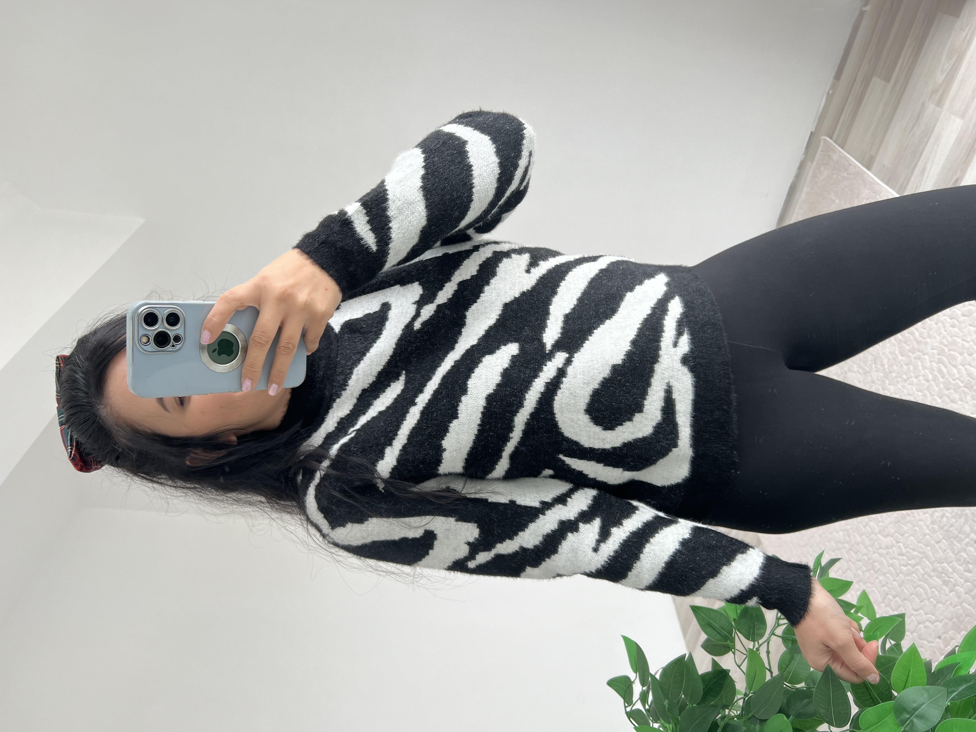 Zebra Desenli Bisiklet Yaka Kazak