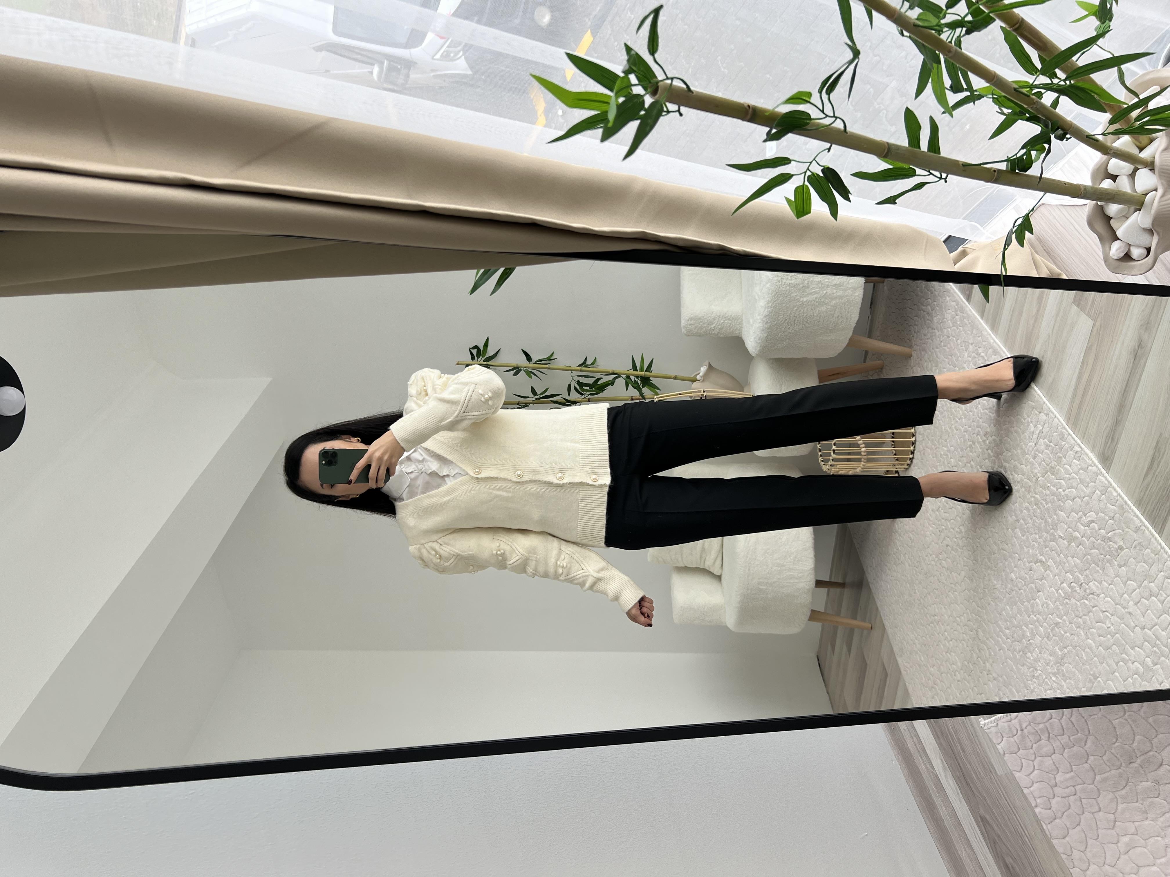 AÇIK KREM İNCİ DETAYLI HIRKA