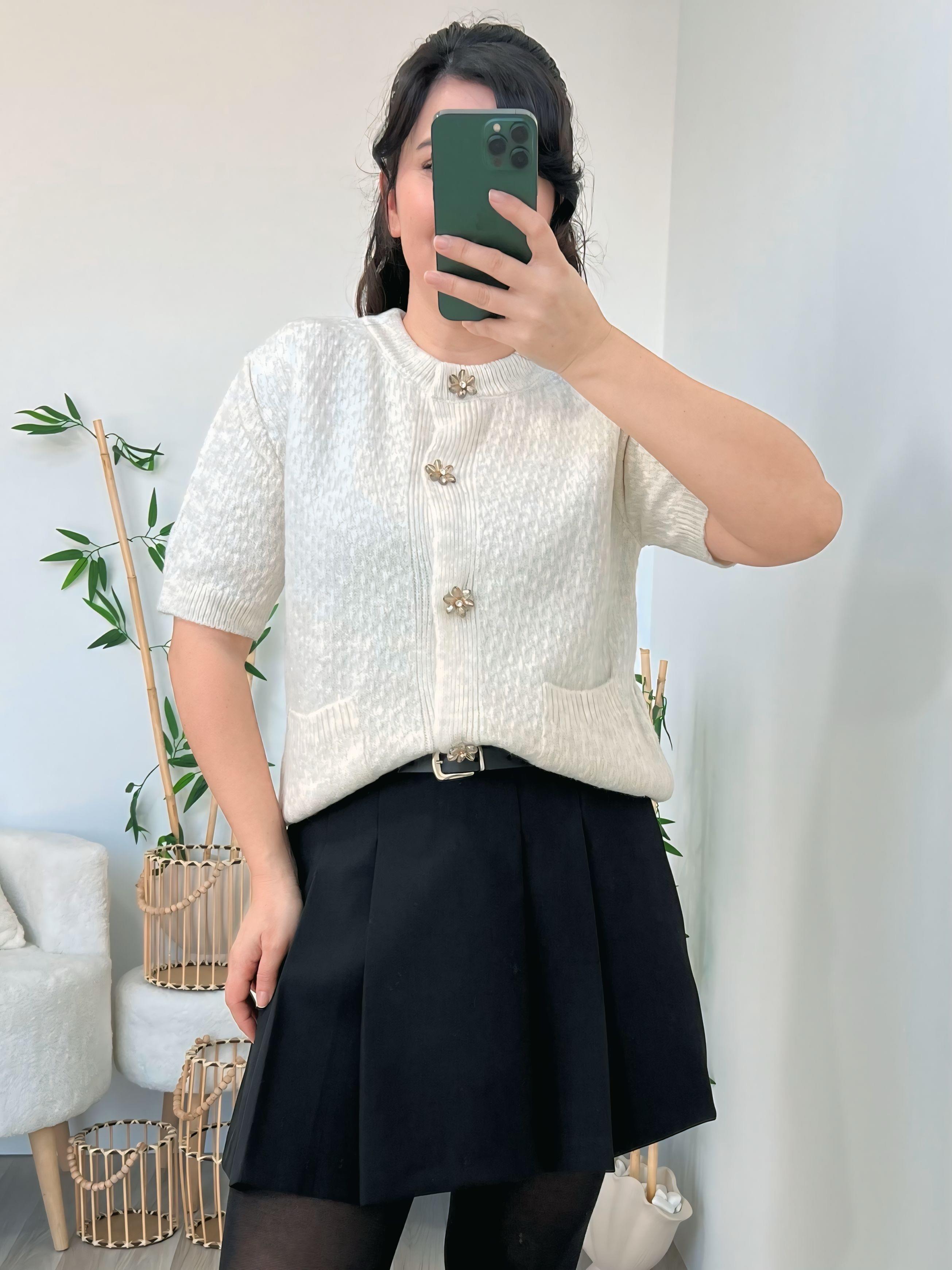 Bej Çiçek Düğme Detaylı Hırka