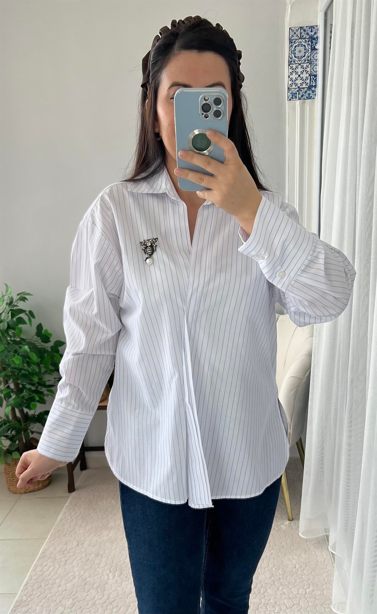 BROŞ DETAYLI ÇİZGİLİ GÖMLEK