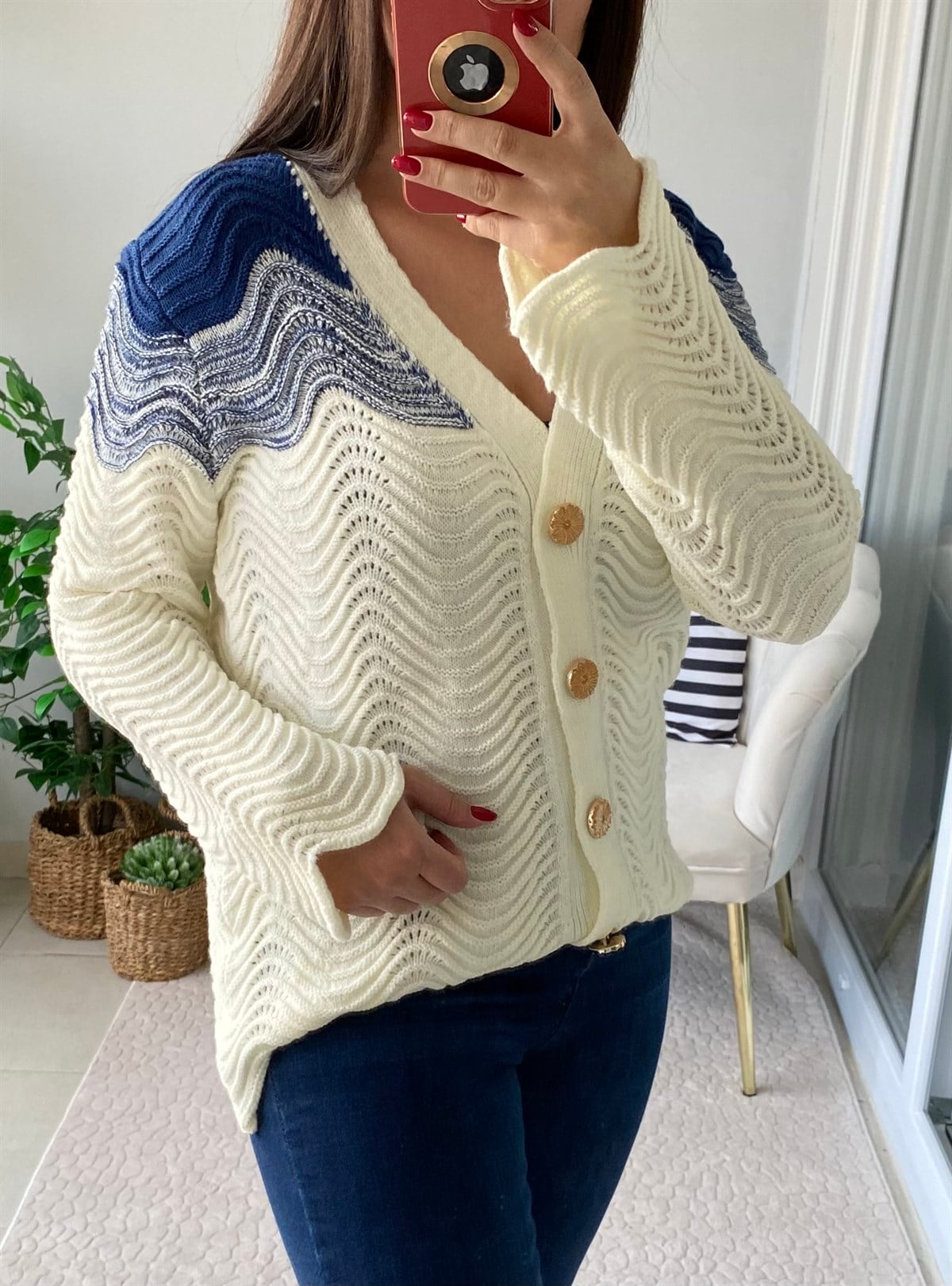 ÇİÇEK DÜĞMELİ KREM RENGİ HIRKA