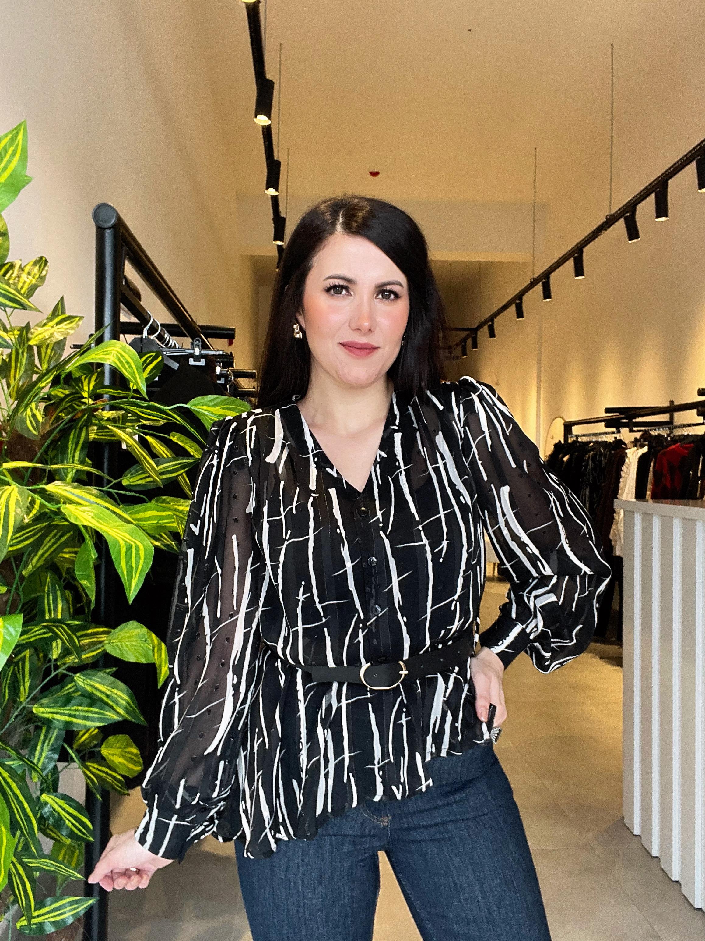Desenli Kemer Detaylı Asimetrik Kesim Şifon Bluz