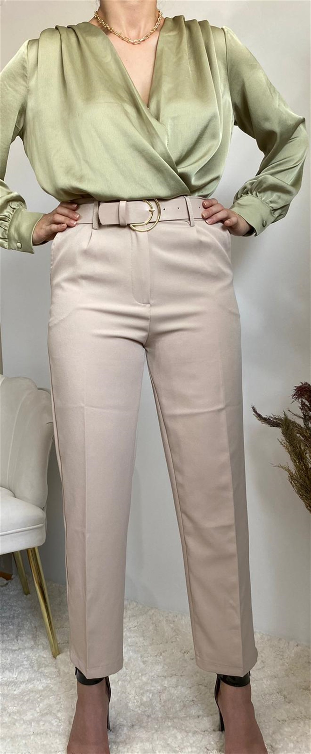 Firesh Krem Rengi Kemer Detaylı Kadın Kumaş Pantolon Pantolon Ürünü Sadece  159,00