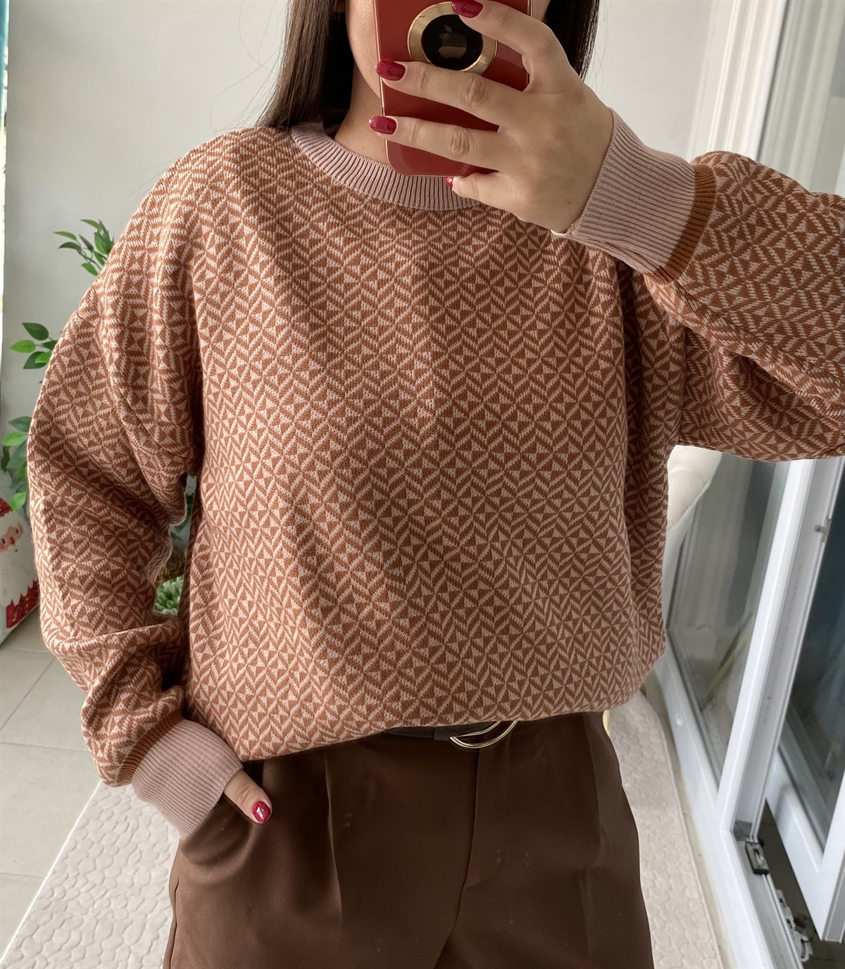 KAHVERENGİ DESENLİ KAZAK