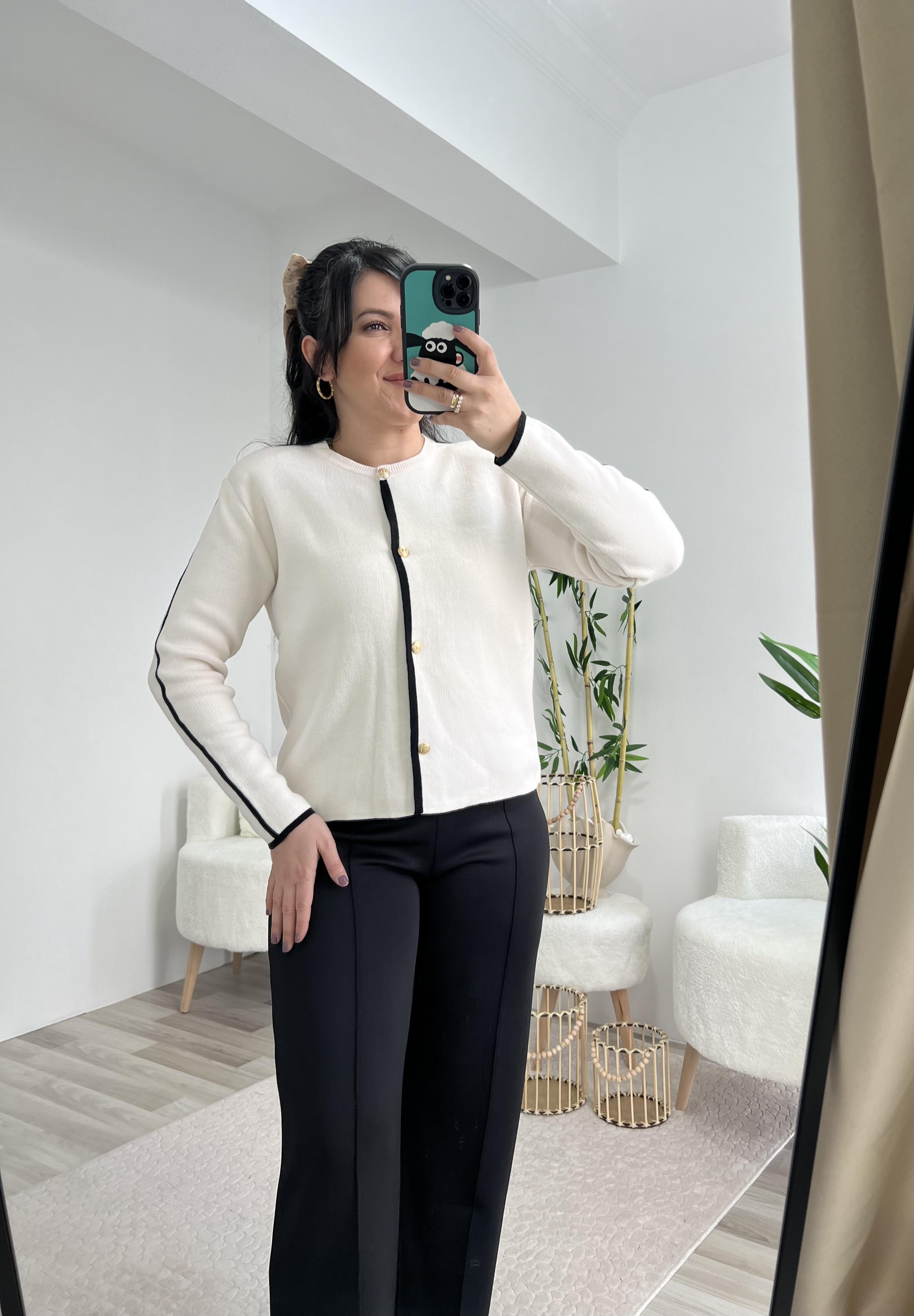 Krem Siyah Şeritli Gold Düğme Detaylı Vatkalı Hırka 