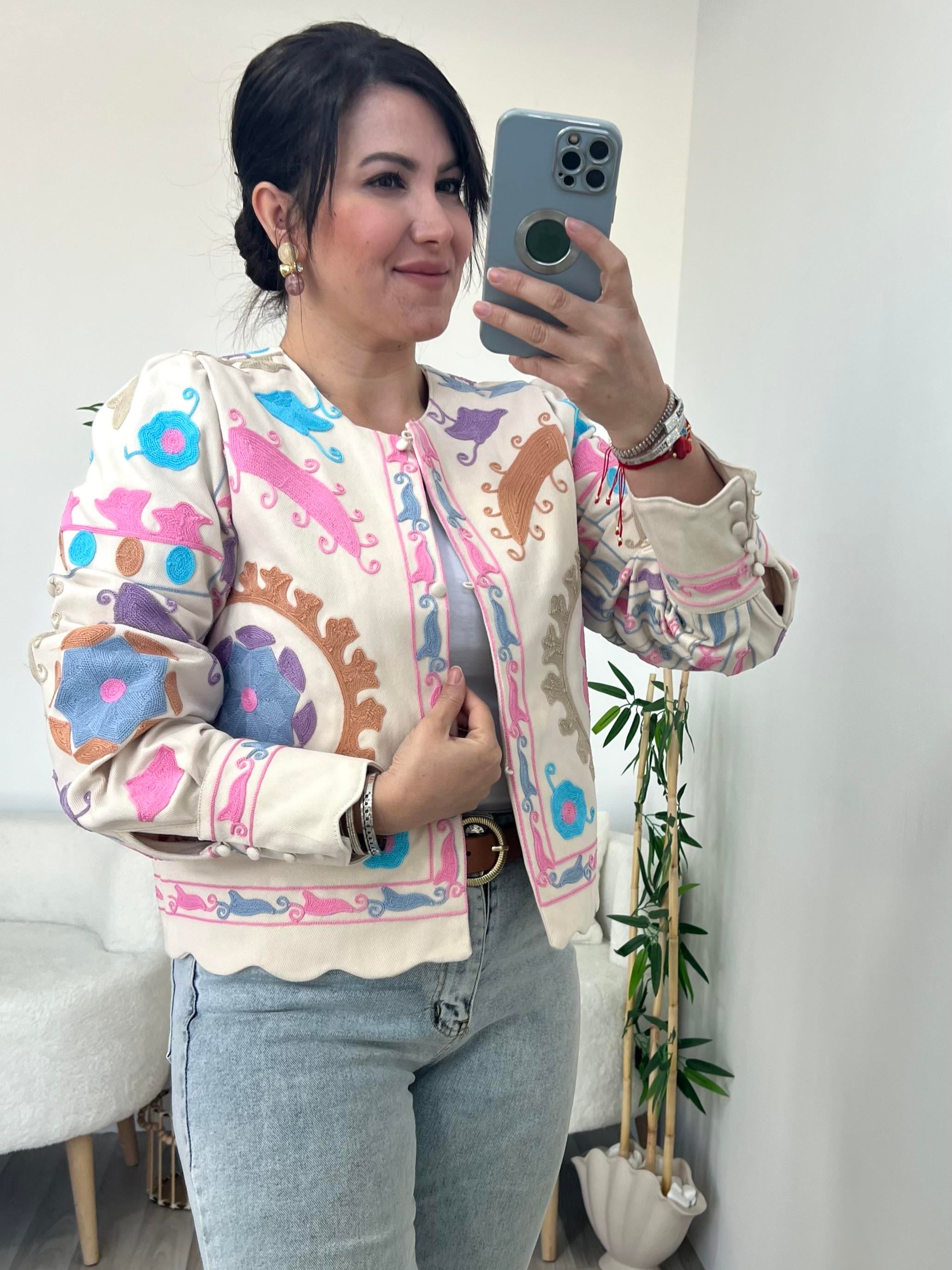 Krem Üzeri Renkli Nakış İşlemeli Tasarım Ceket