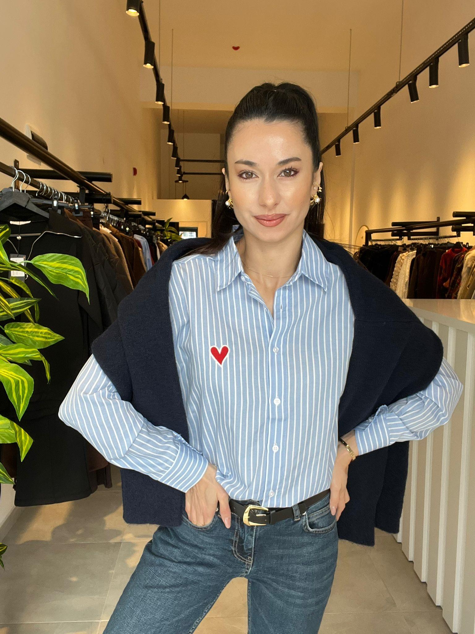 Mavi Çizgili Kalp Motifli Gömlek
