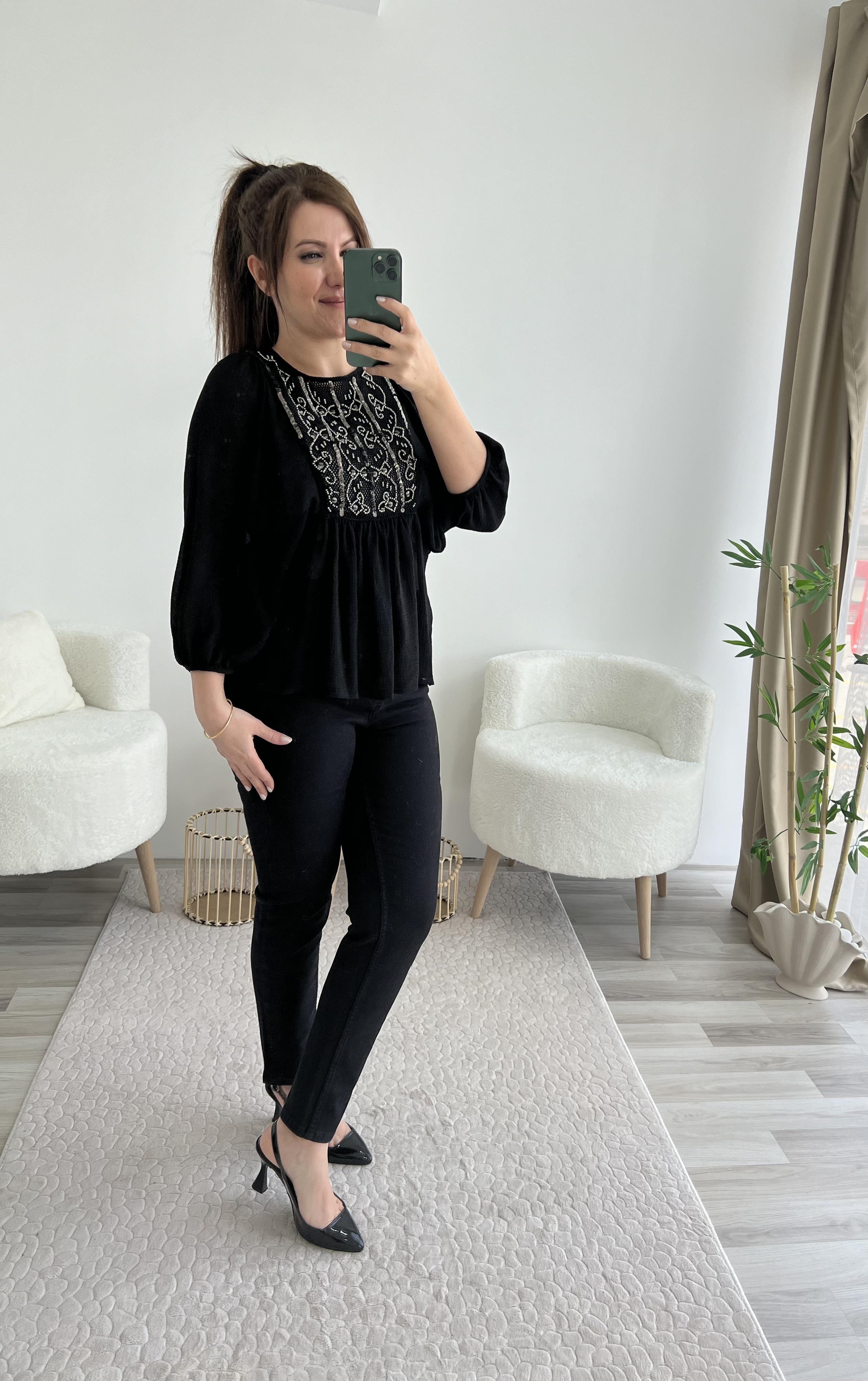 SİYAH BONCUK İŞLEMELİ BLUZ