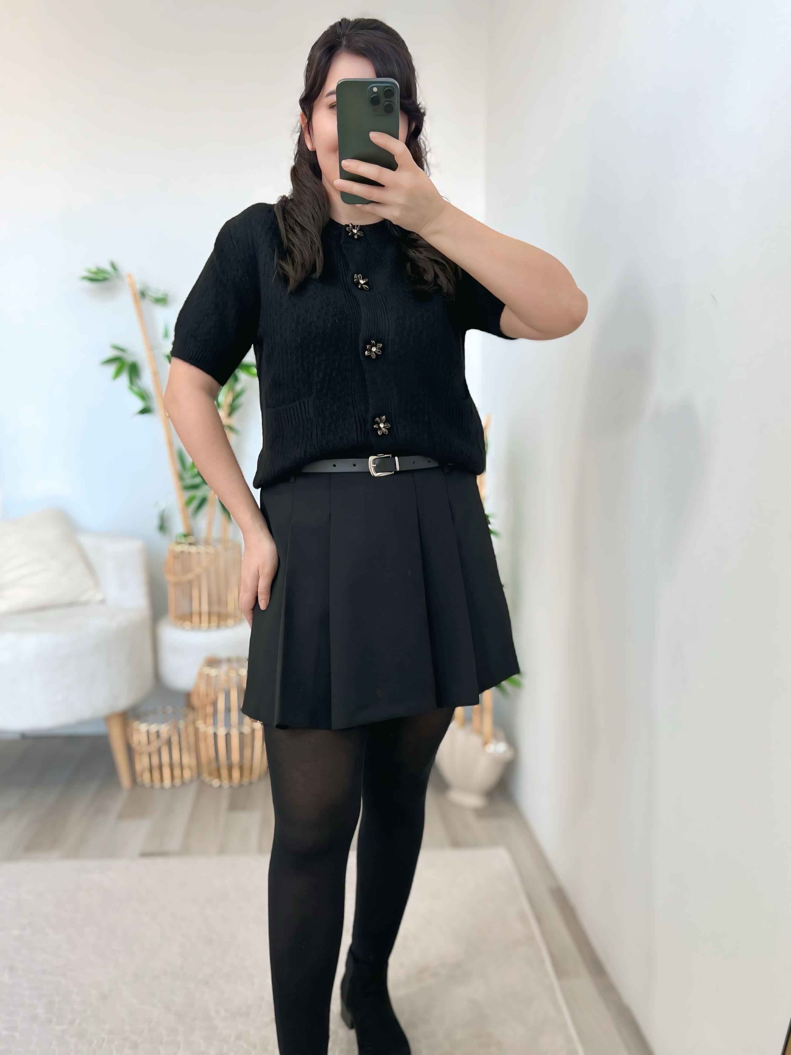 Siyah Çiçek Düğme Detaylı Hırka