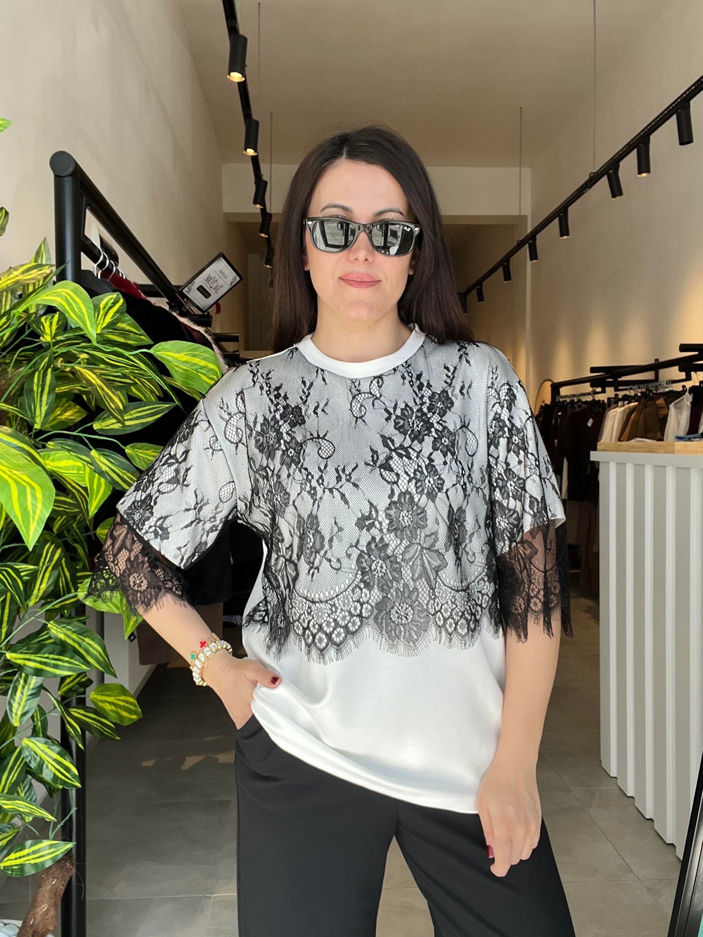 Siyah Dantel Geçişli Ekru Bluz