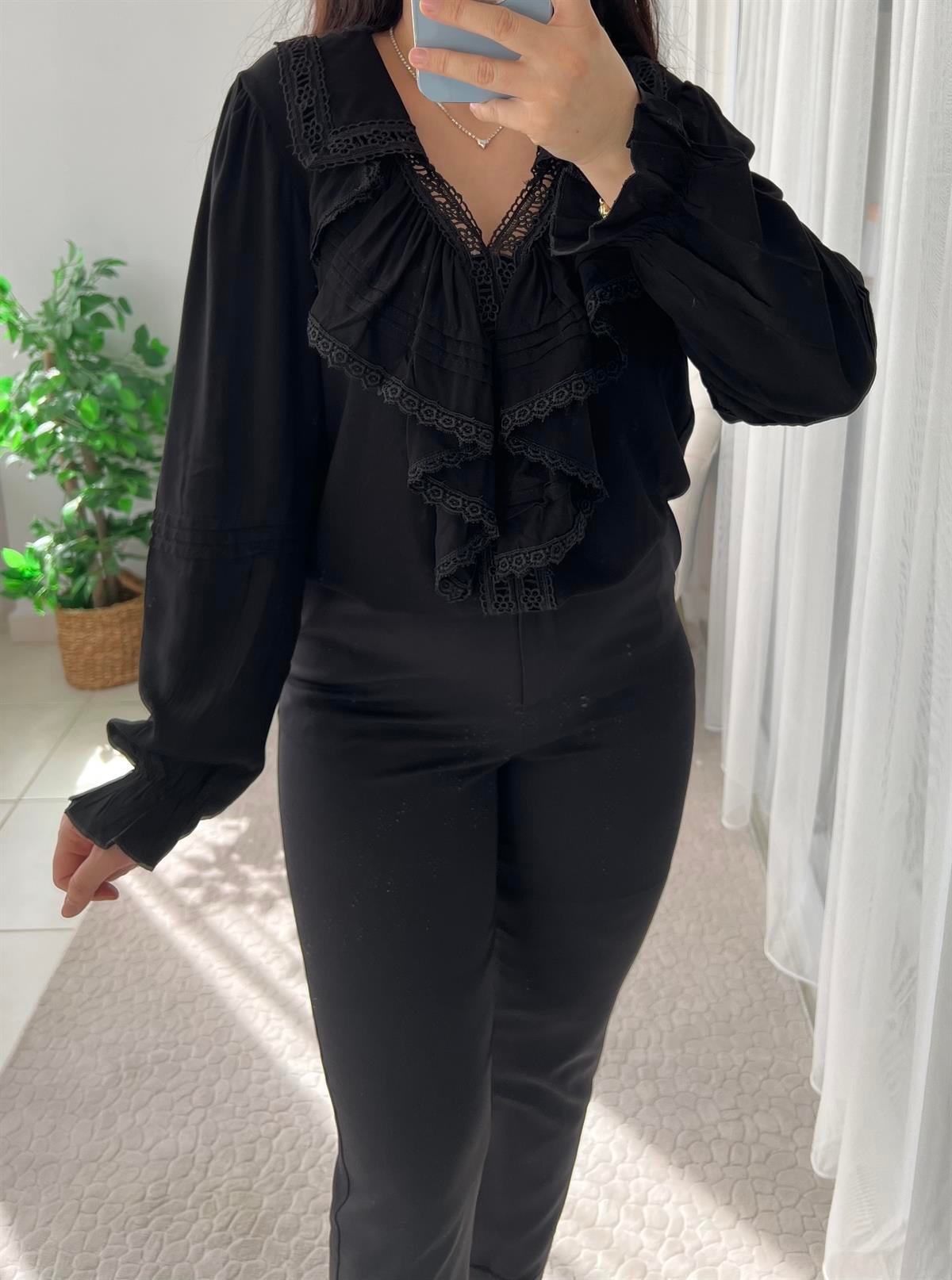 SİYAH GÜPÜR DETAYLI TASARIM BLUZ