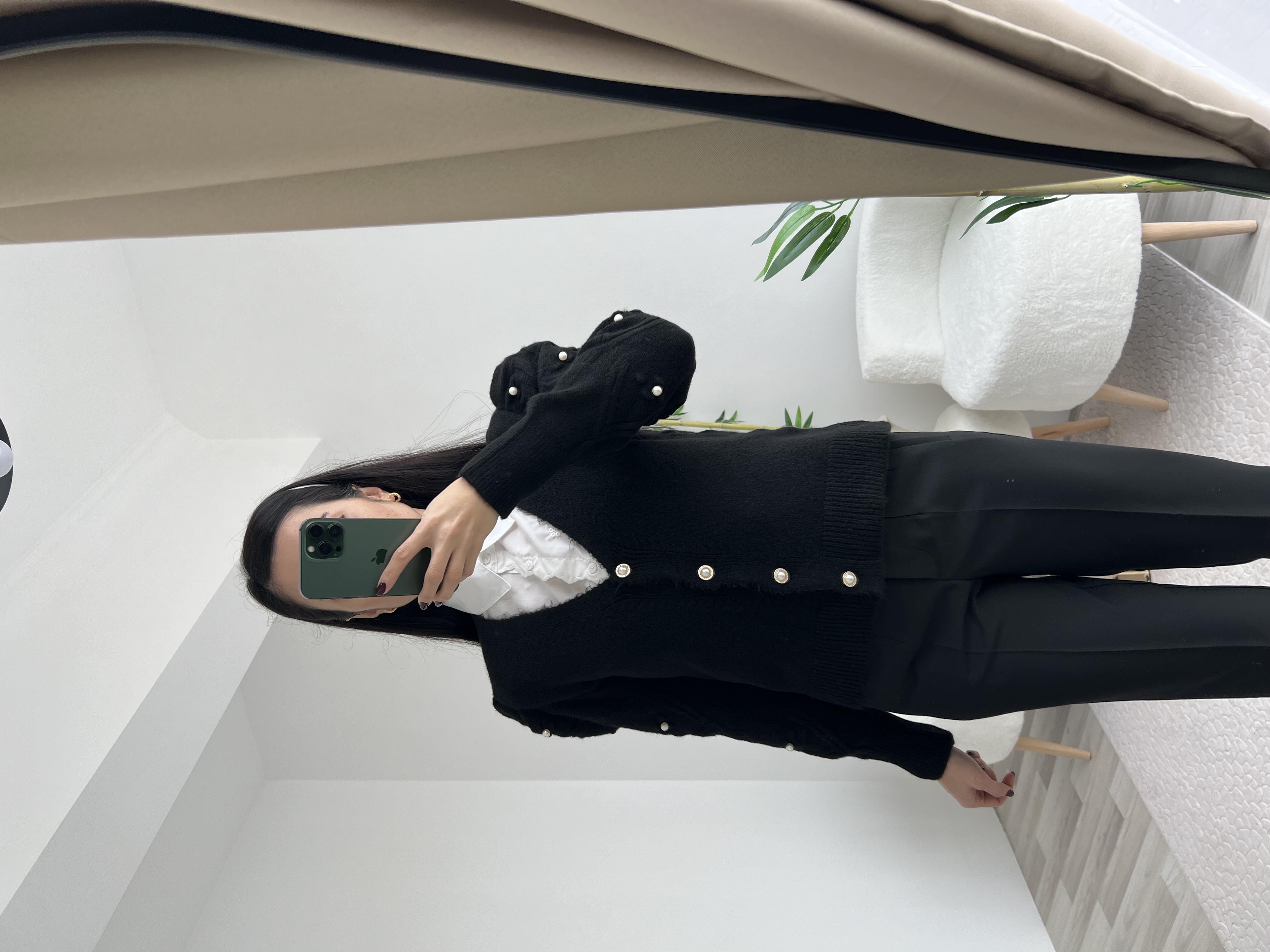 SİYAH İNCİ DETAYLI HIRKA