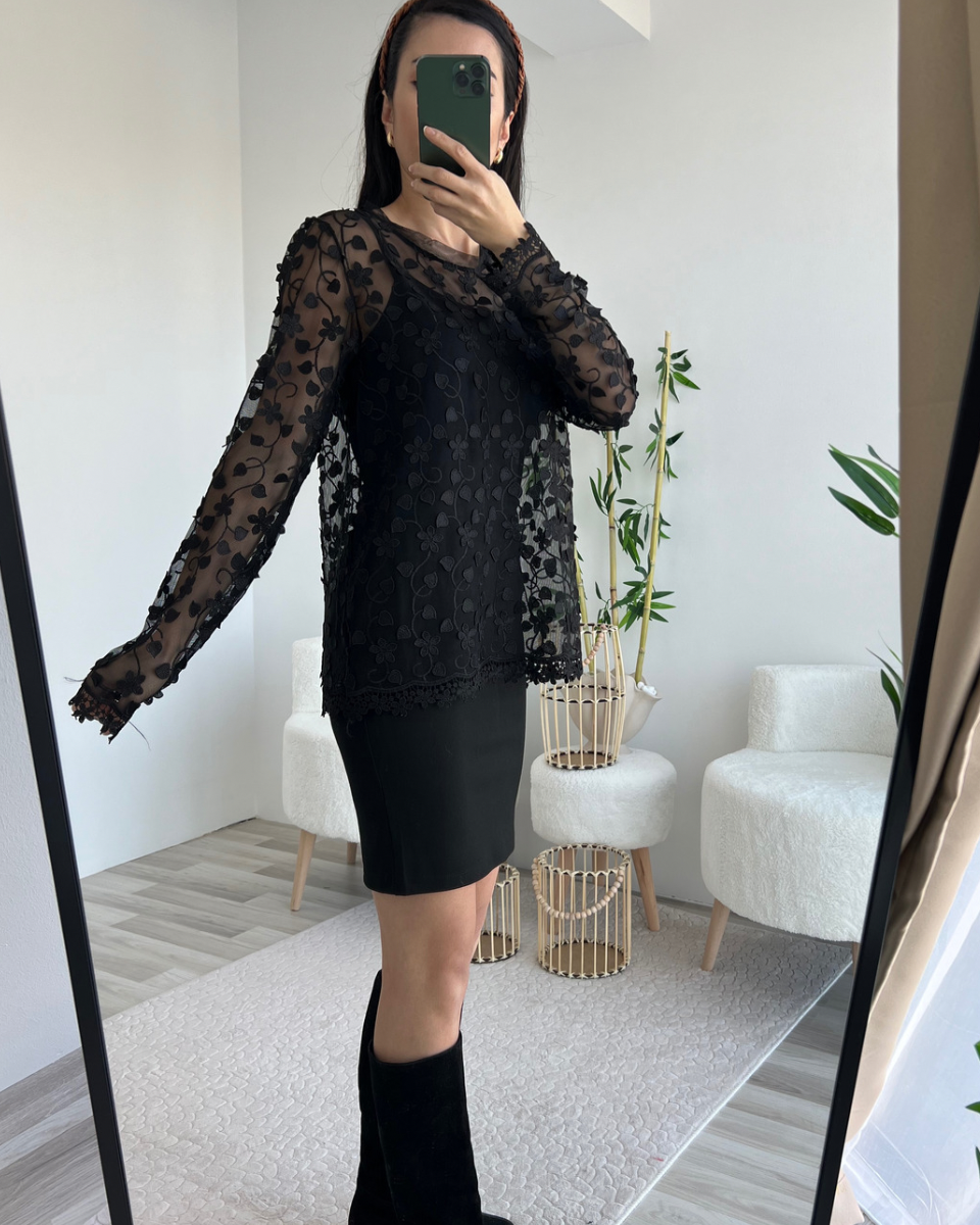 SİYAH İŞLEMELİ TASARIM BLUZ