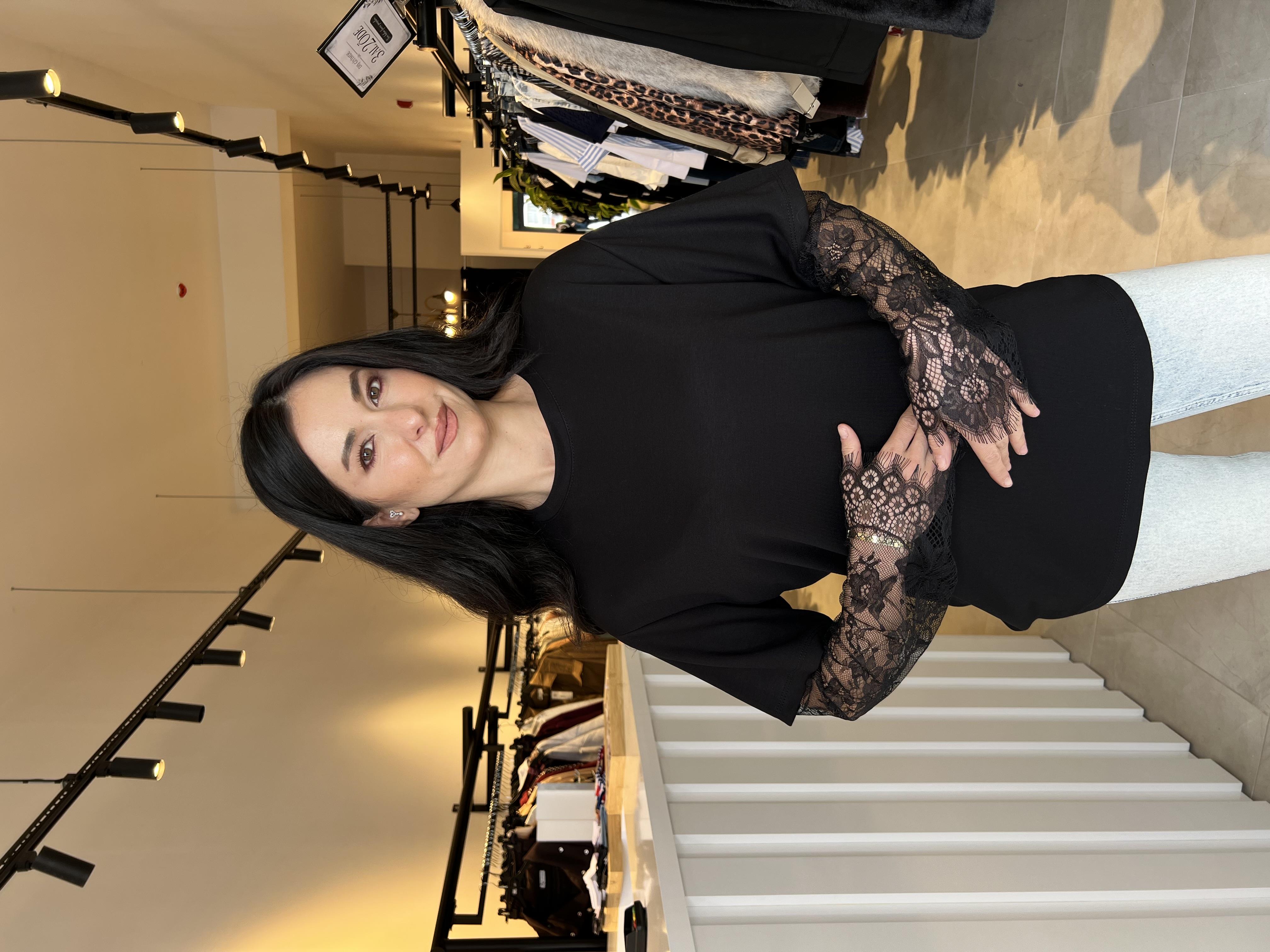 Siyah Kolları Dantel Detaylı Bluz