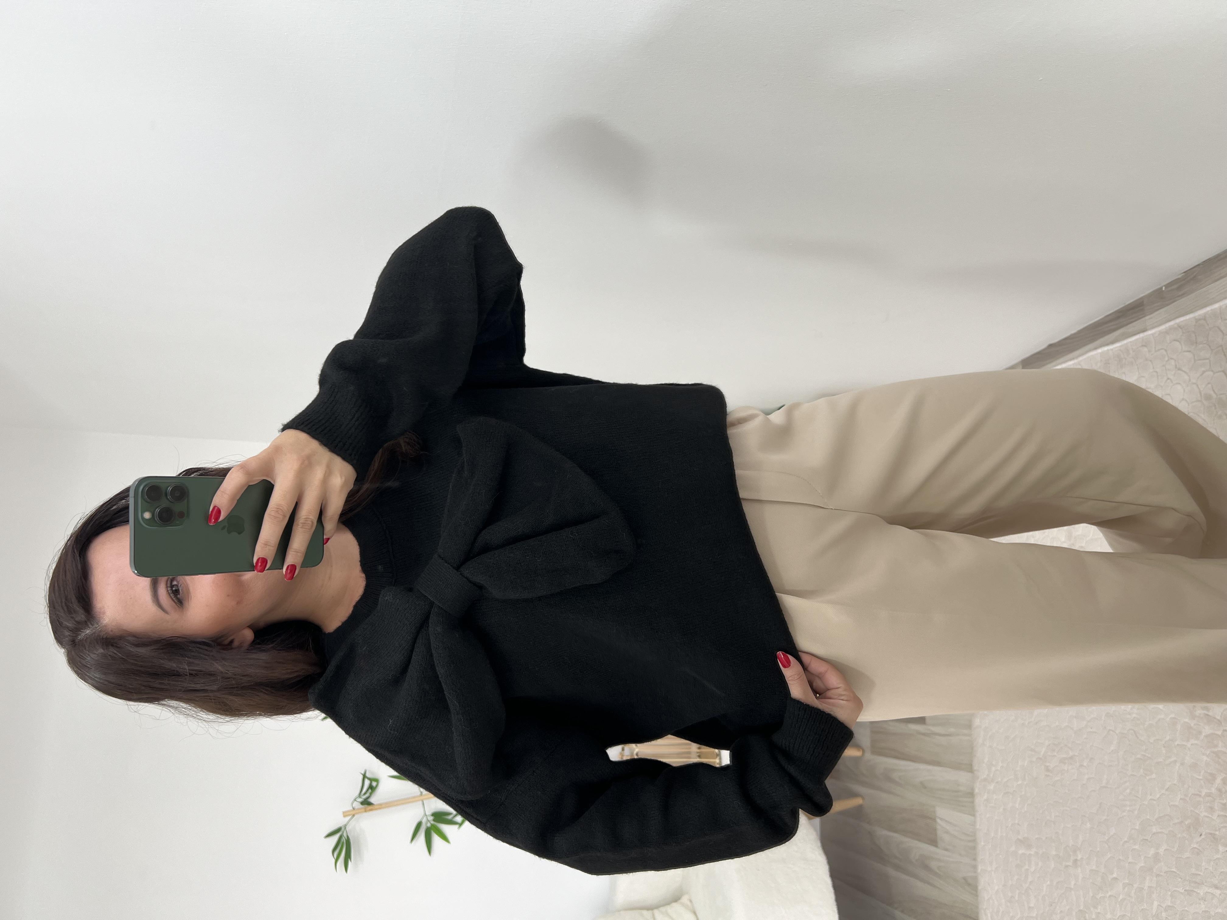 Siyah Kurdele Detaylı Kazak