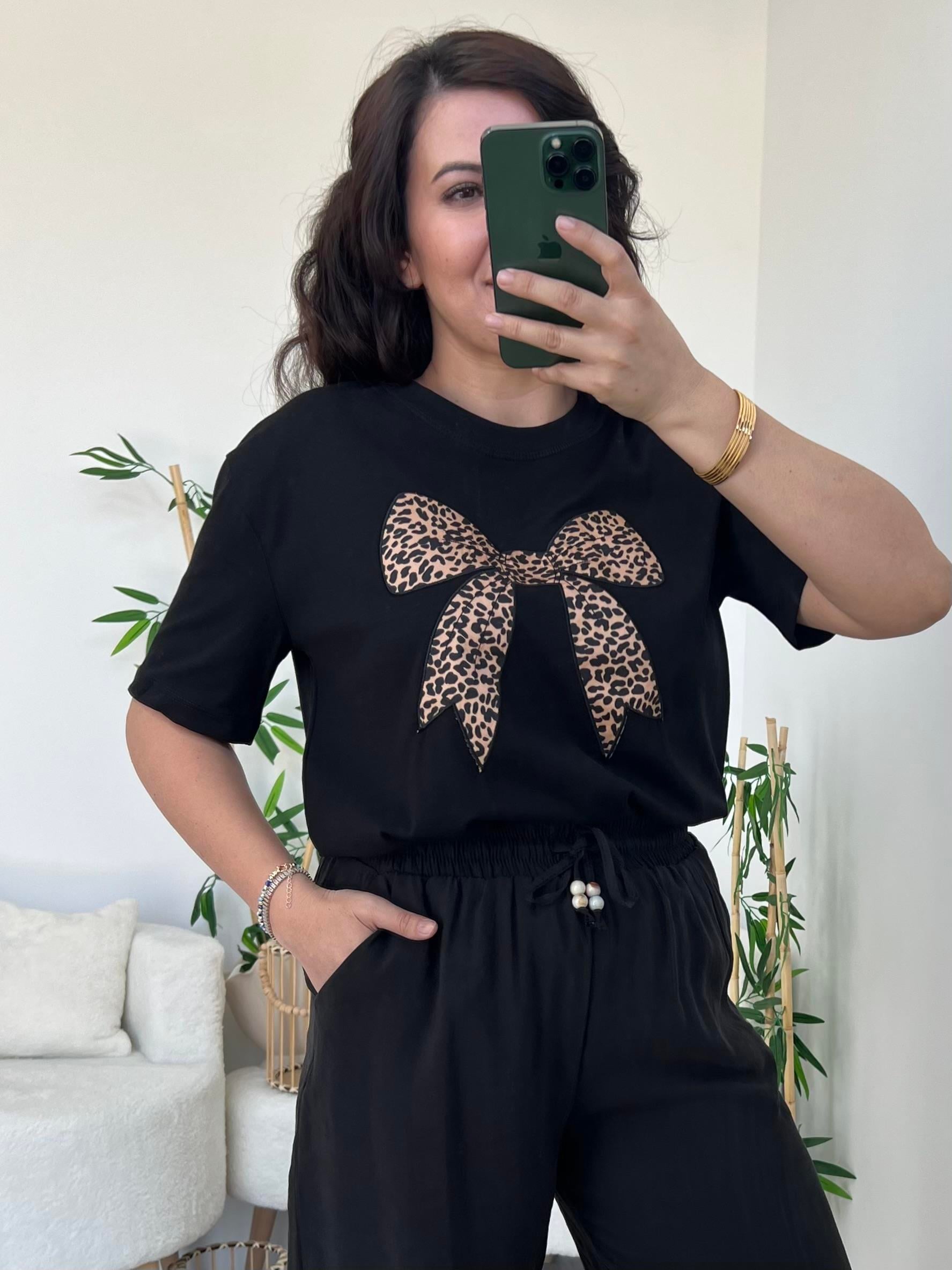 Siyah Kurdele Detaylı Tişört