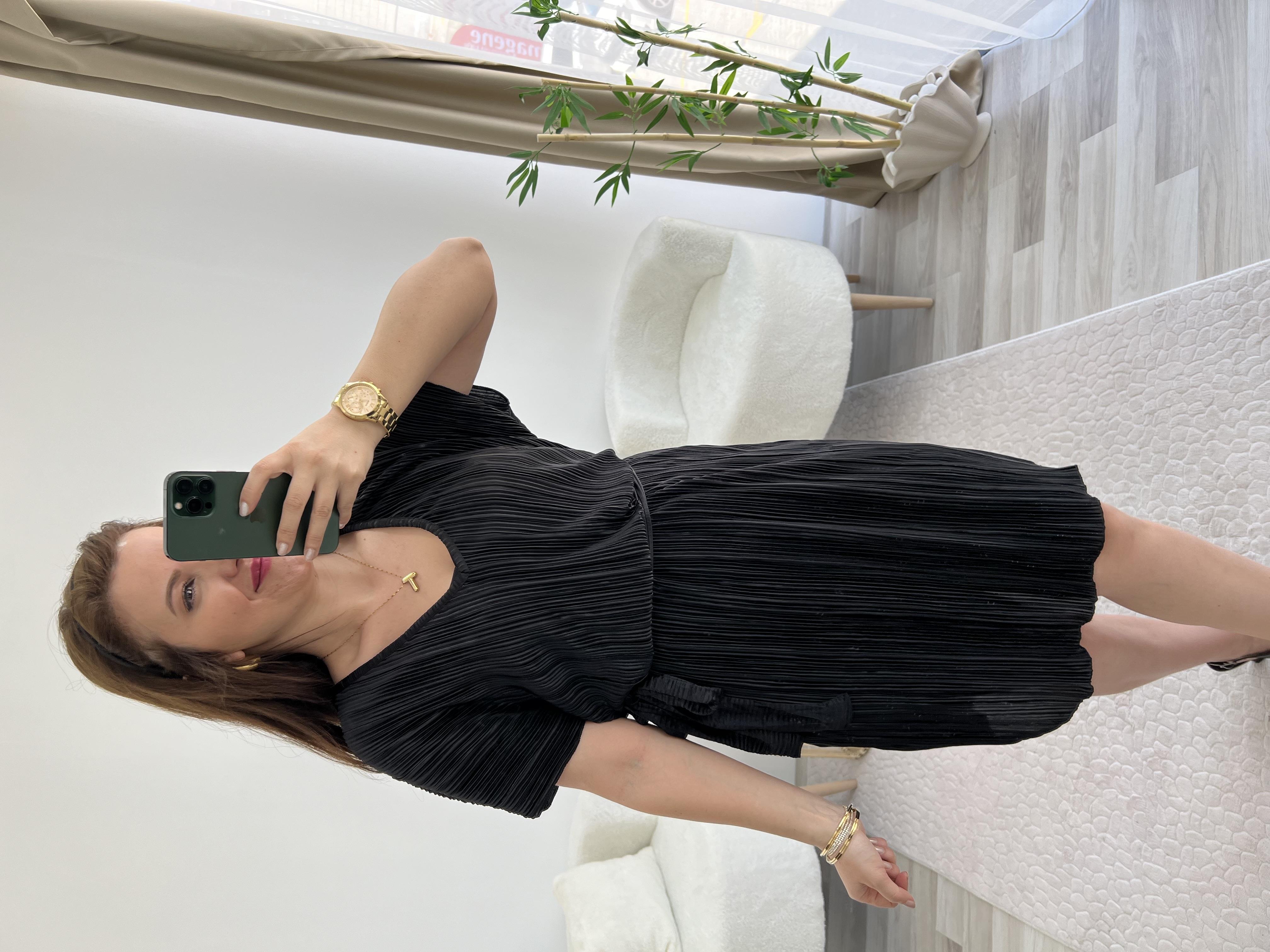 SİYAH PİLİSE KUŞAKLI ELBİSE