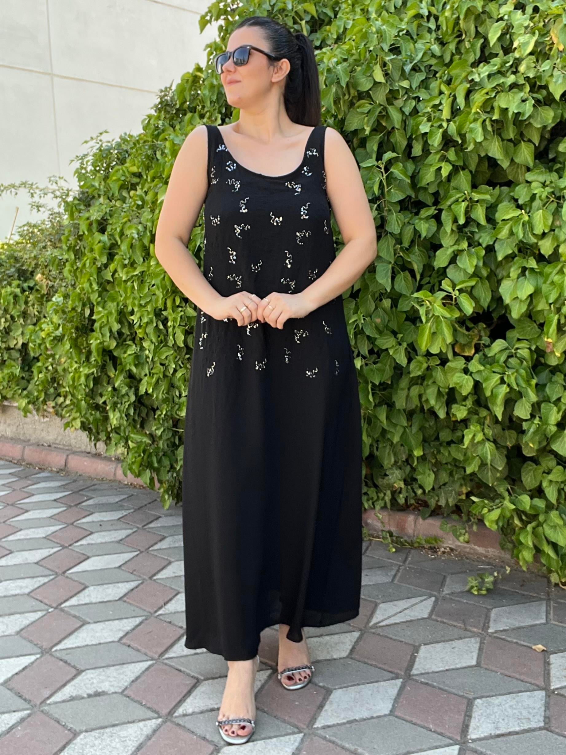 Siyah Sırt Dekolteli Taş İşlemeli Tasarım Elbise