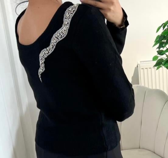 Siyah Sırt Dekolteli Taşlı Kazak