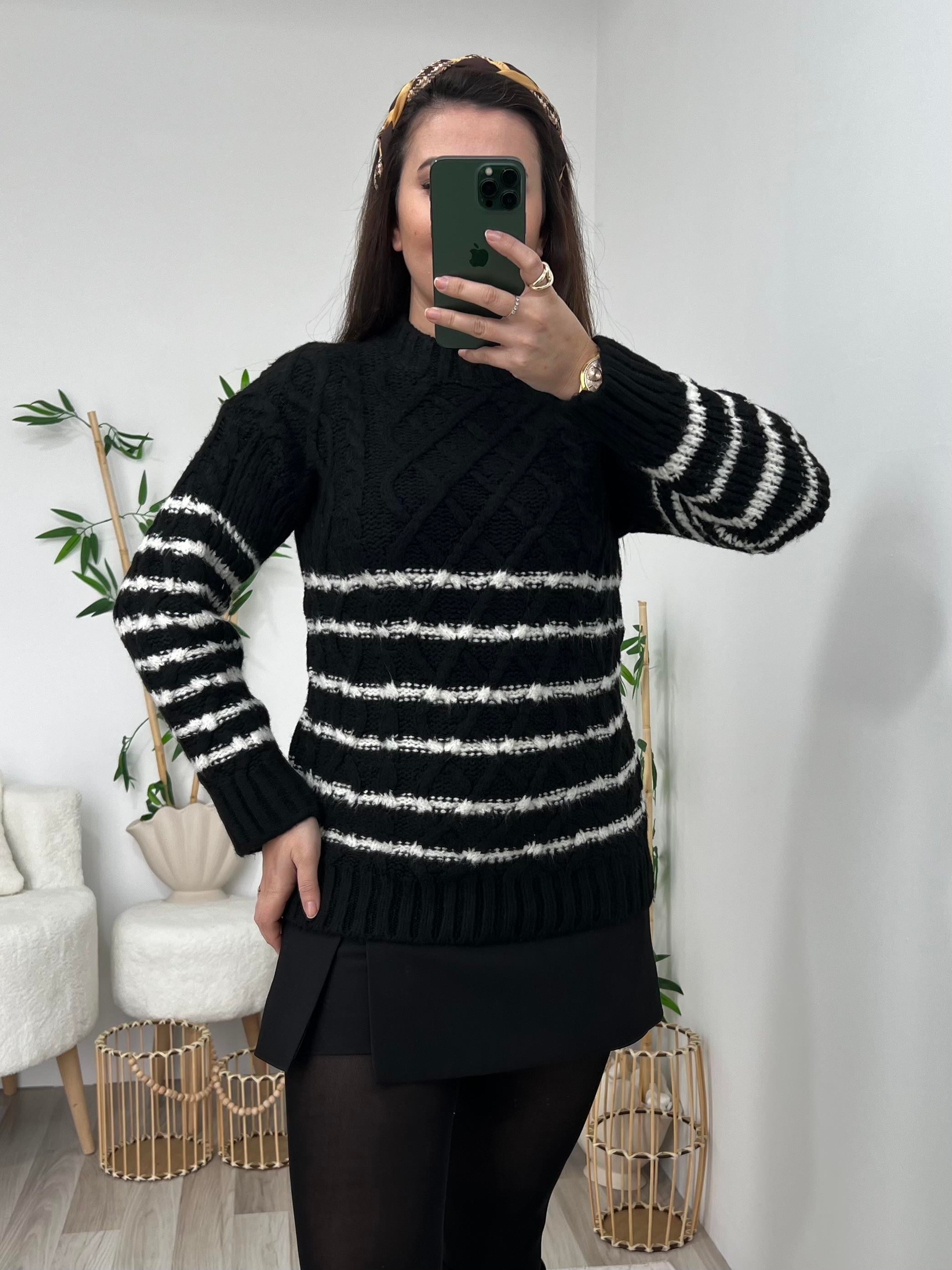 Siyah Üzeri Beyaz Çizgili Kalın Kazak