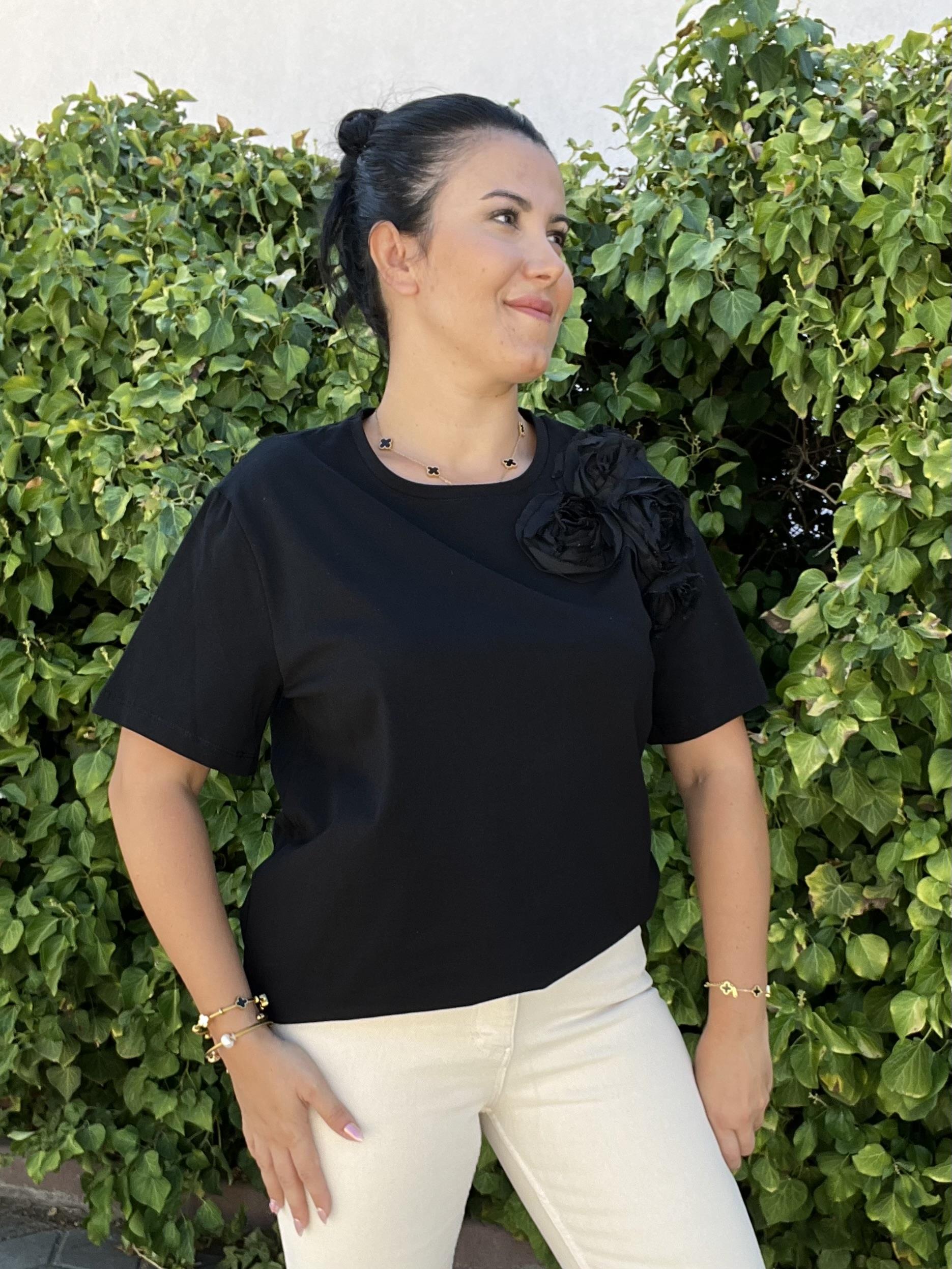 Siyah Üzeri Gül İşlemeli Bluz