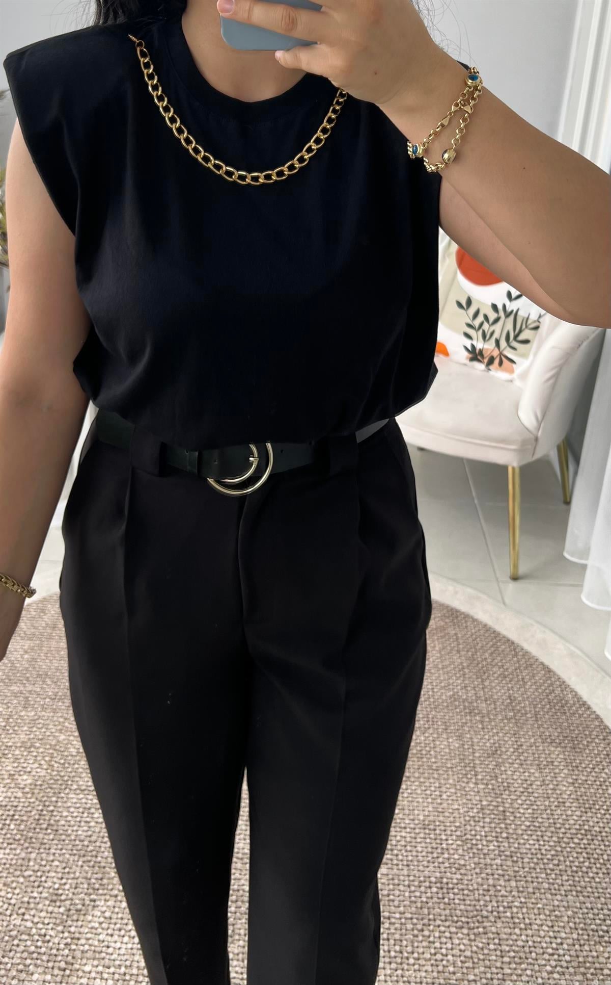 Siyah Vatkalı Zincir Detaylı Bluz