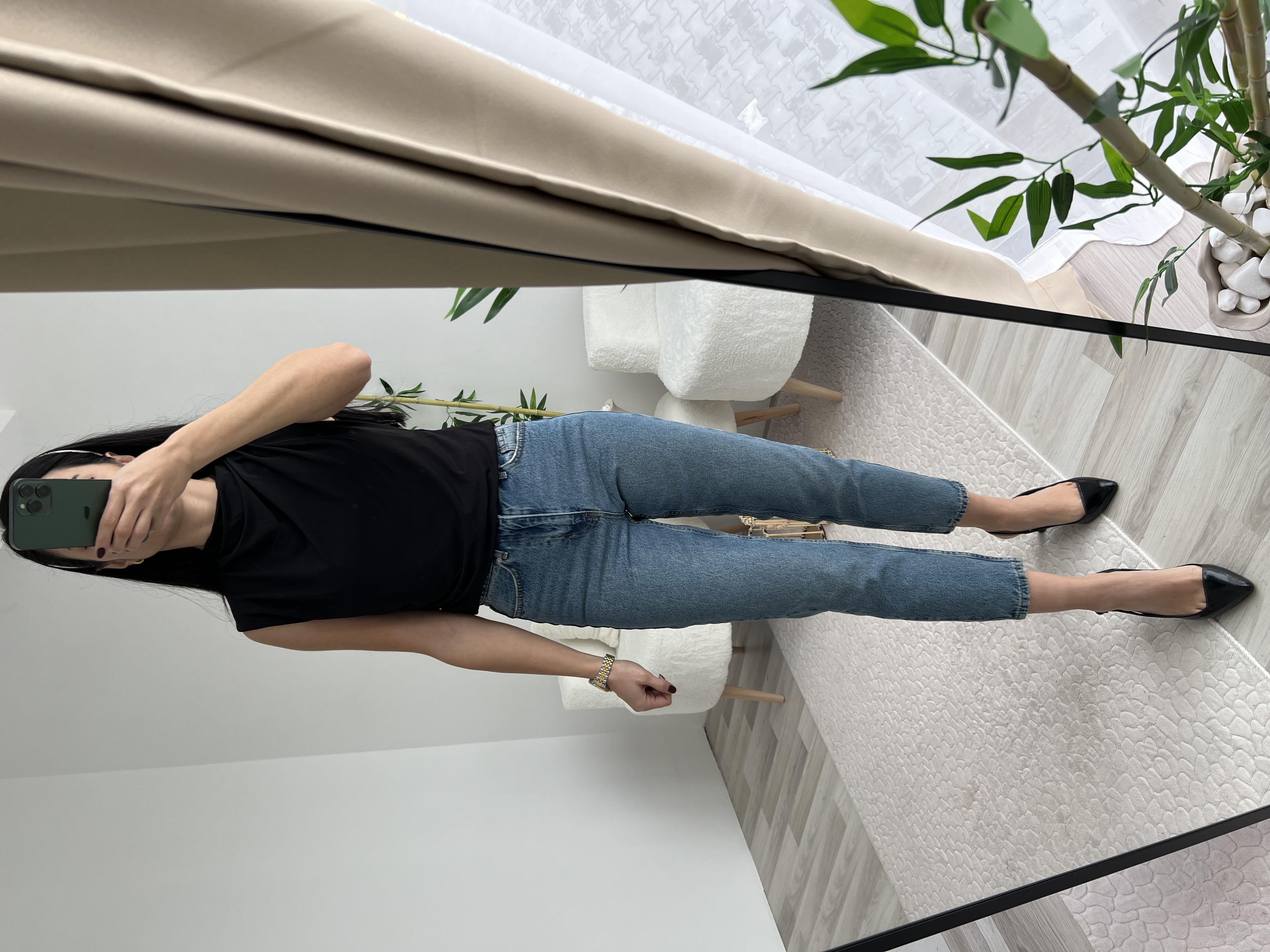 SİYAH YAKA DETAYLI BLUZ