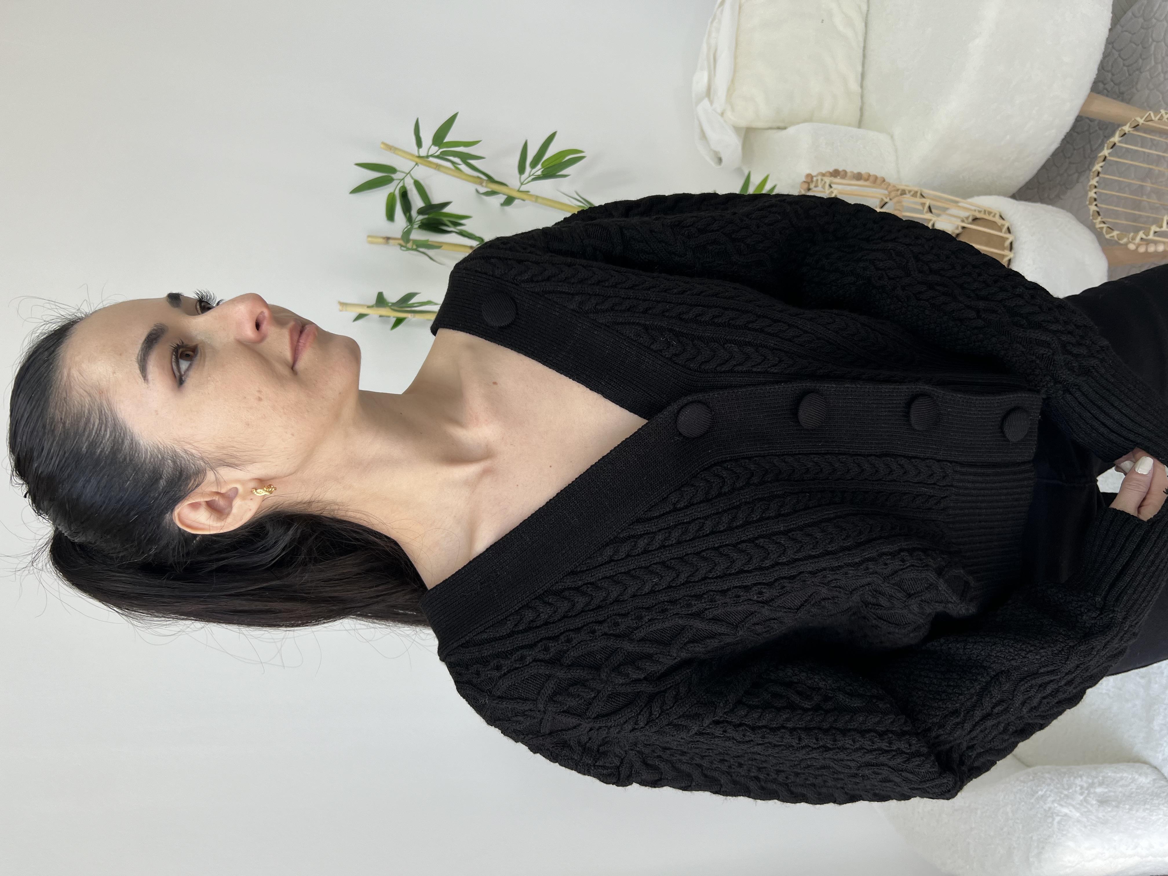 Siyah Yaka Detaylı Tasarım Hırka 