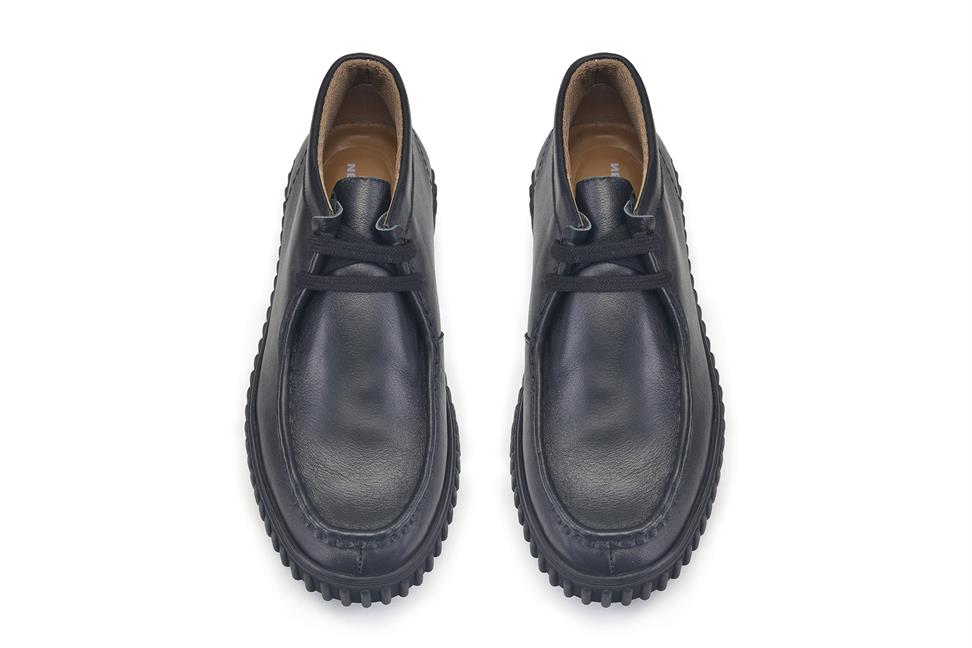 Siyah Bağcıklı Bot 