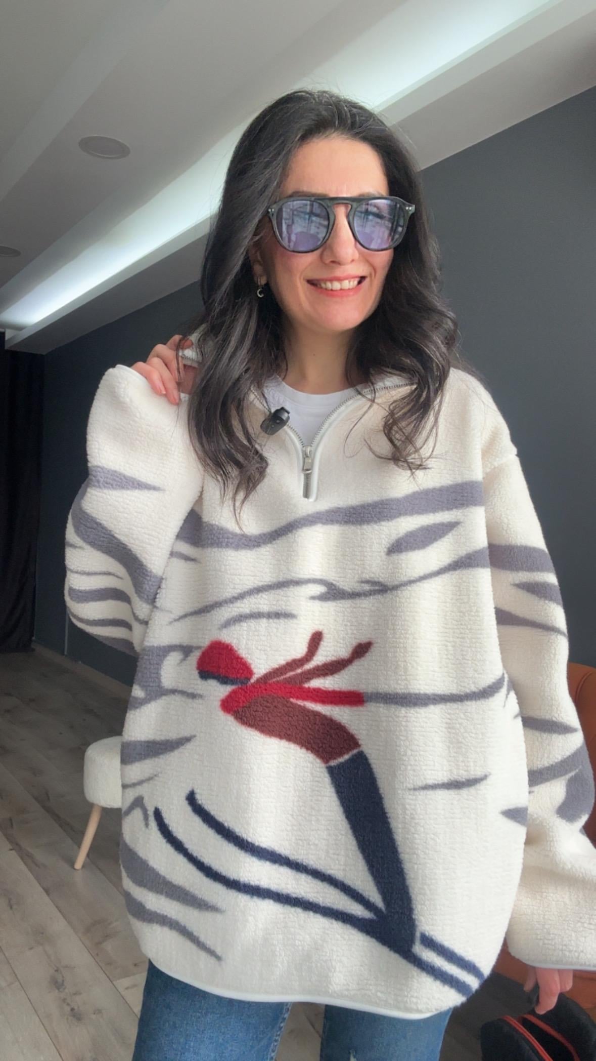 Ekru Kayakçı Kız Desenli Fermuarlı Sweatshirt