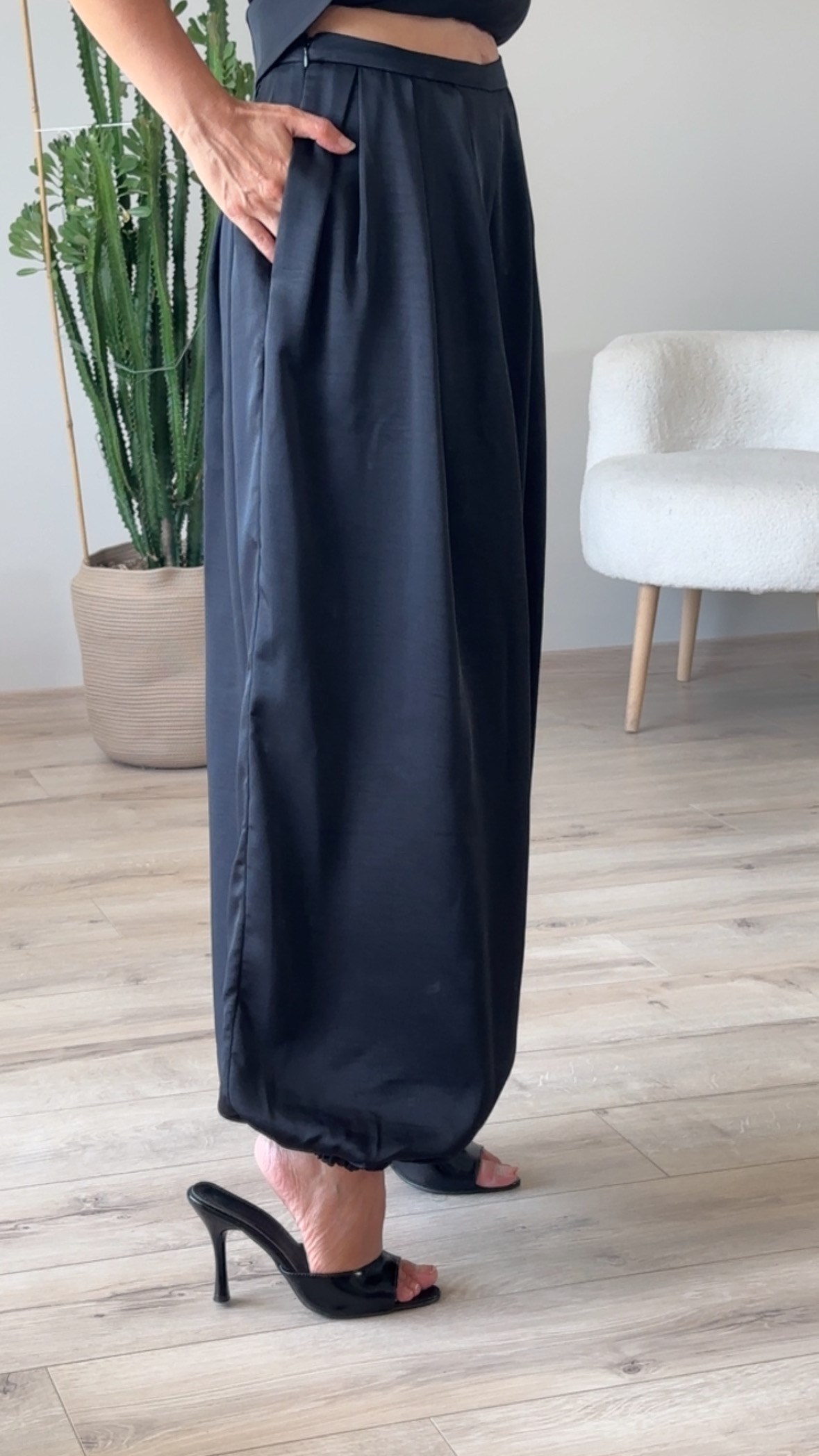 Siyah Saten Paça Lastikli Şalvar Pantolon