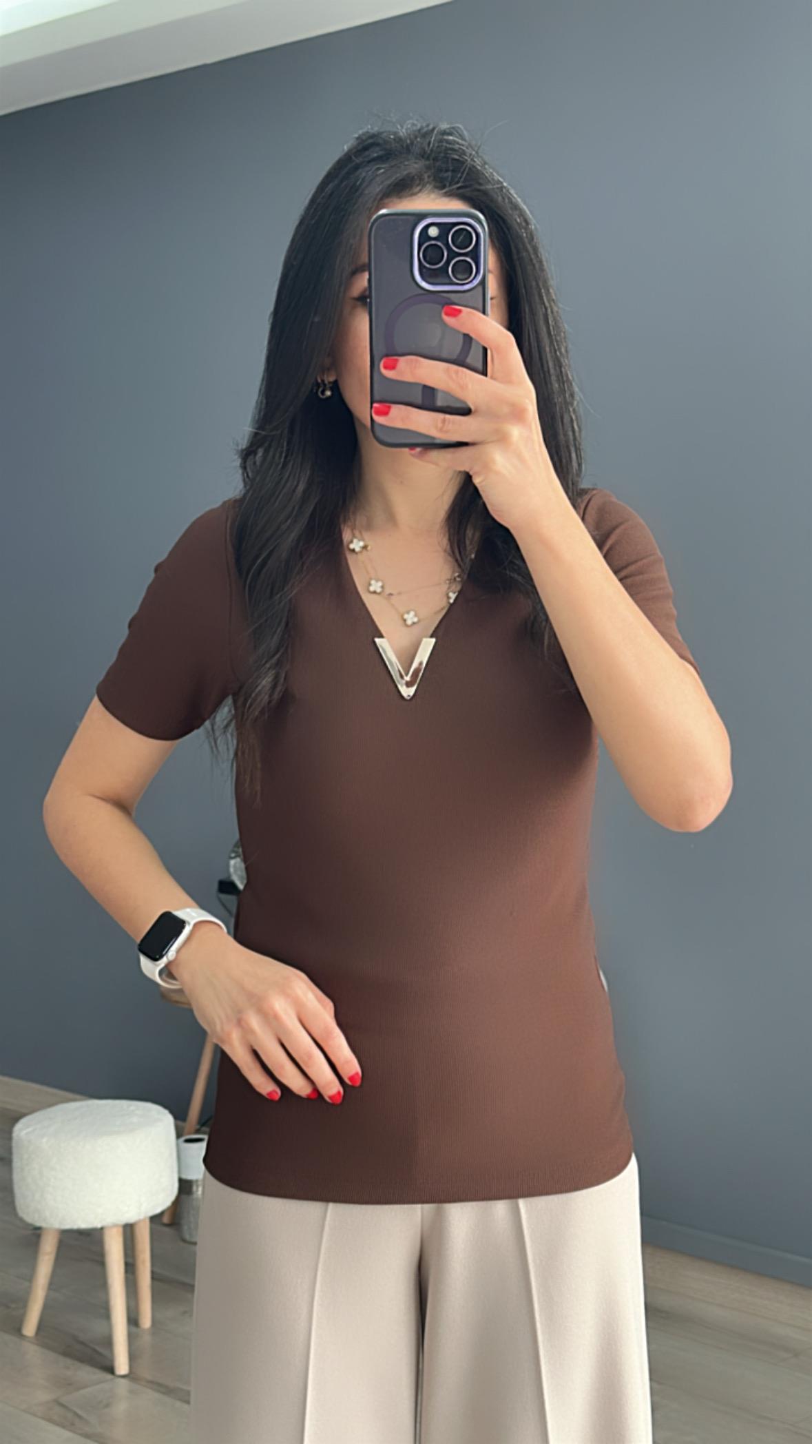 Koyu Kahve Yaka V Tokalı Kısa Kollu Bluz