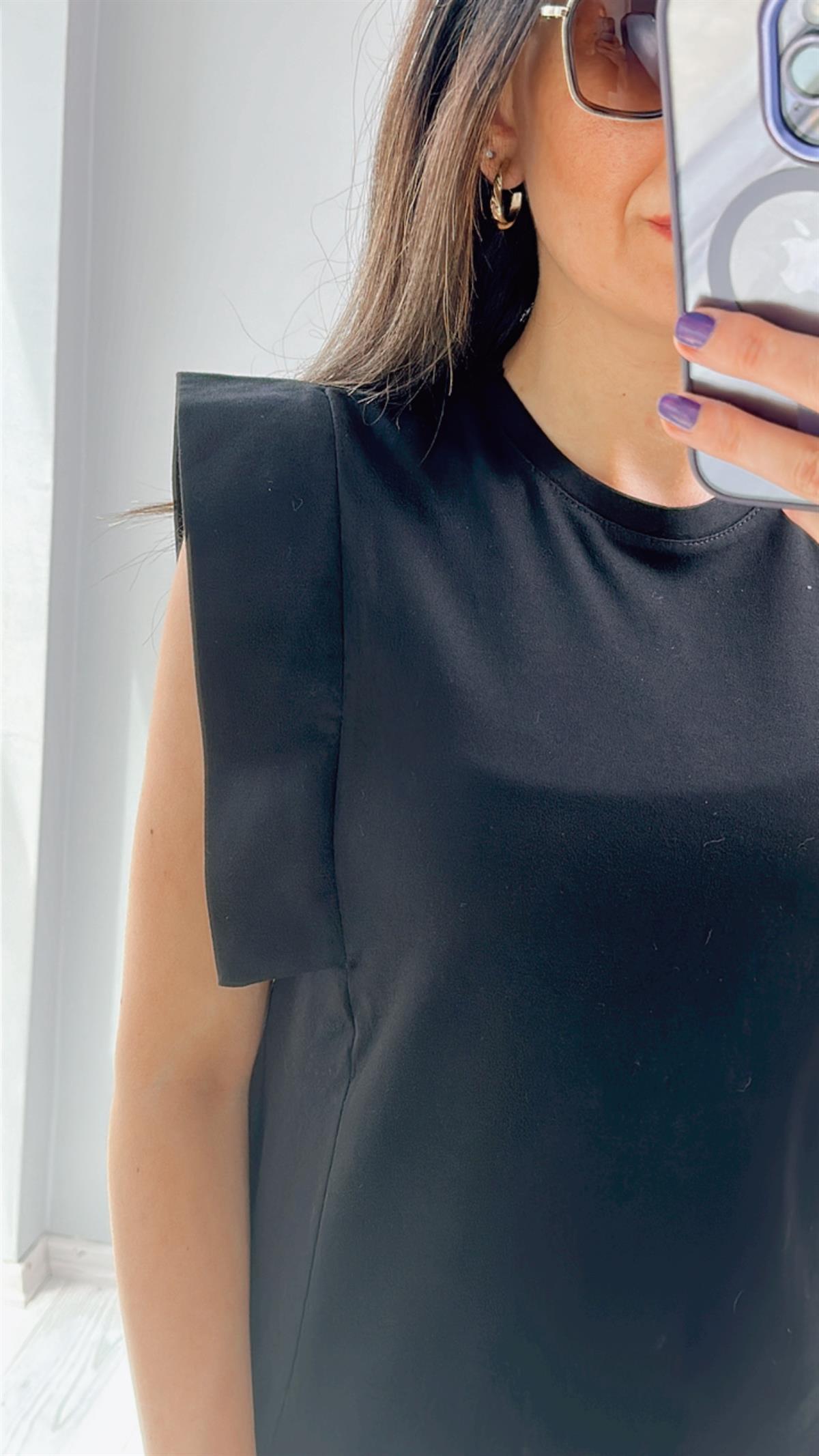 Siyah Omuz Detaylı T-Shirt