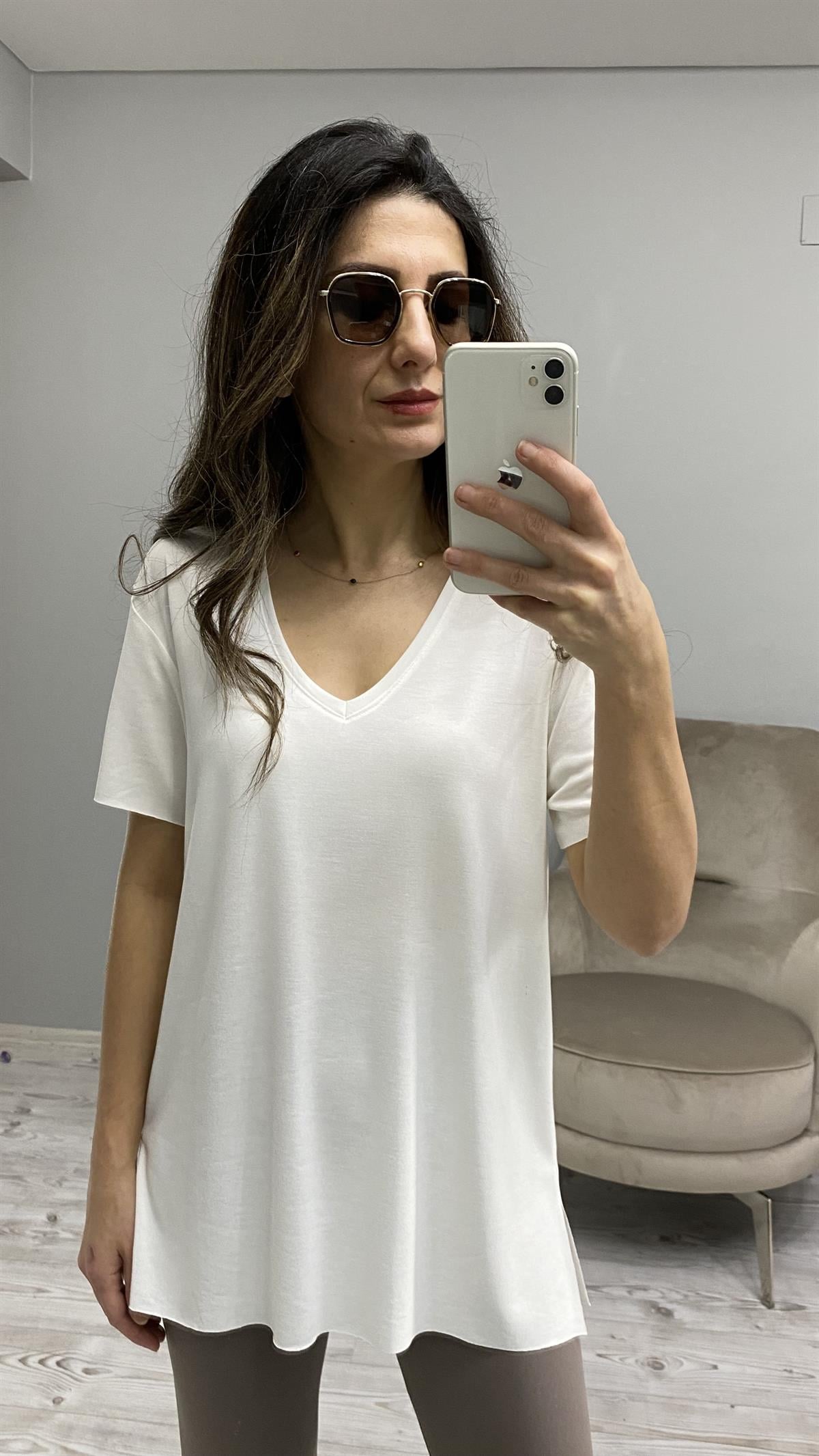 Ekru V Yaka Lazer Kesim Yanları Yırtmaçlı Modal Kumaş T-shirt