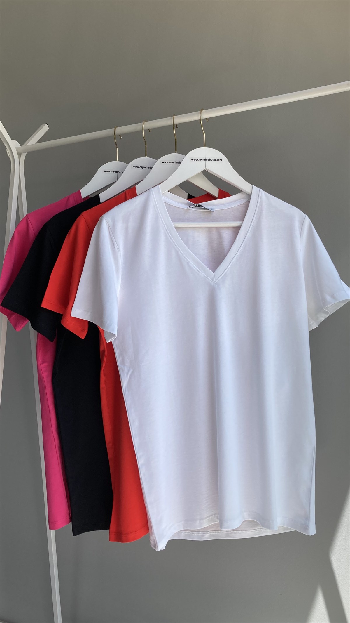 Beyaz V Yaka Basic T-Shirt