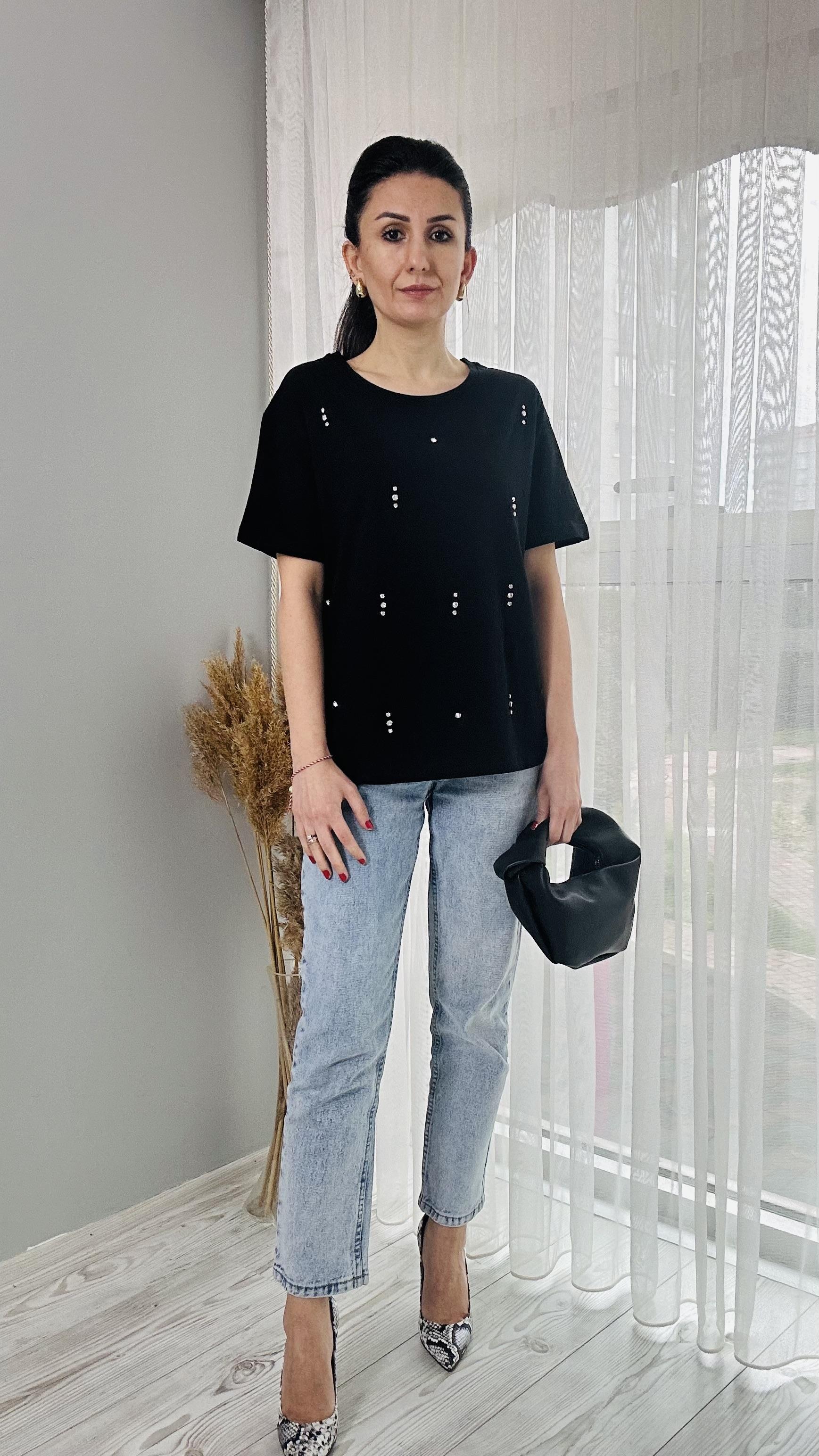 Siyah Taş Detaylı Bisiklet Yaka T-shirt